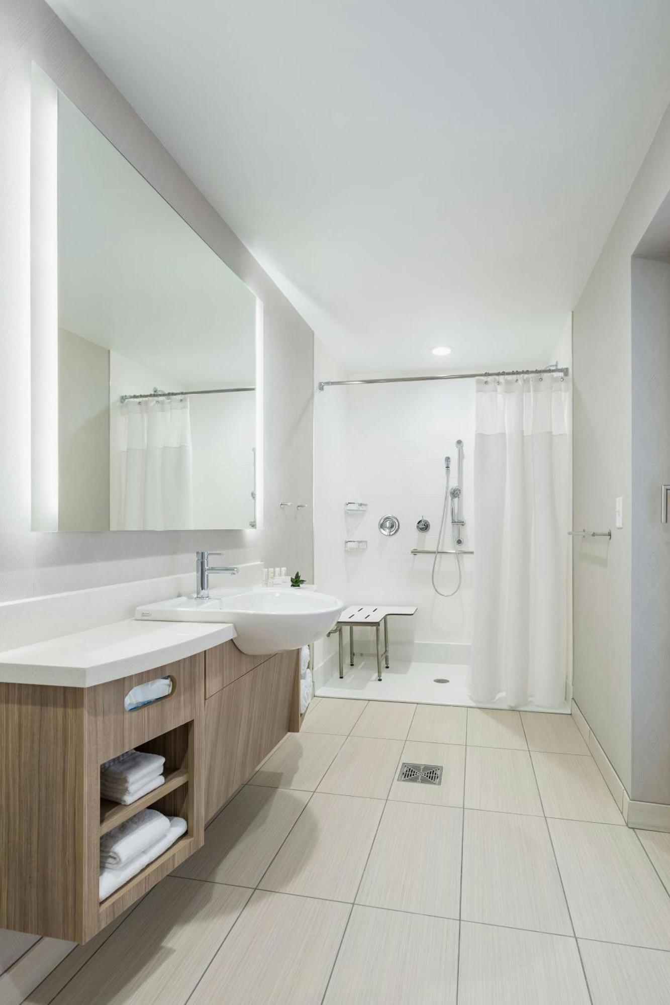 King Suite with Lake View, Roll-In Shower and Sofa Bed - Mobility Access