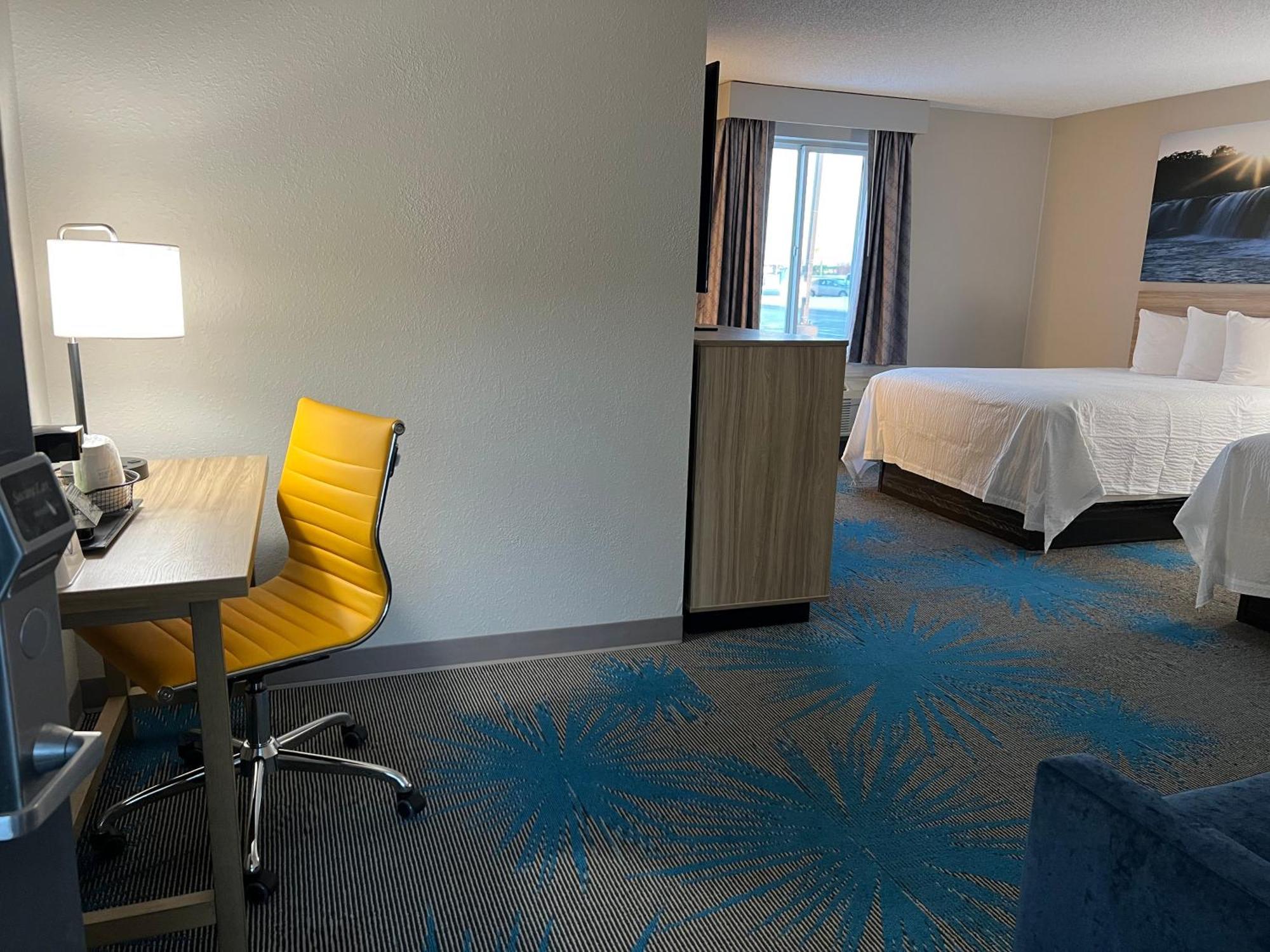 2 Queen Beds, Deluxe Room with Sofa Bed, Non-Smoking
