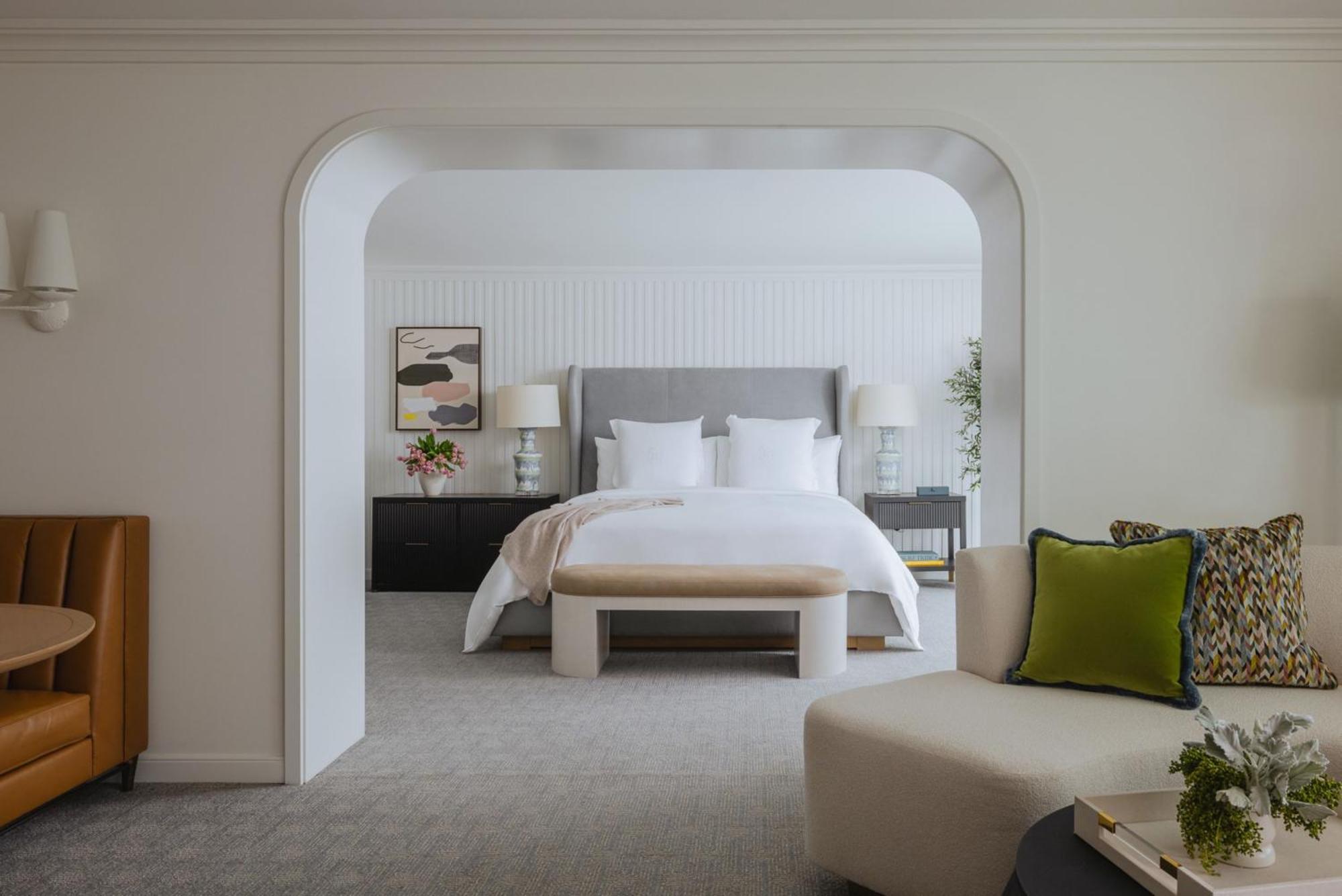 De 720 King kamer met kingsize bed en uitzicht op het zwembad