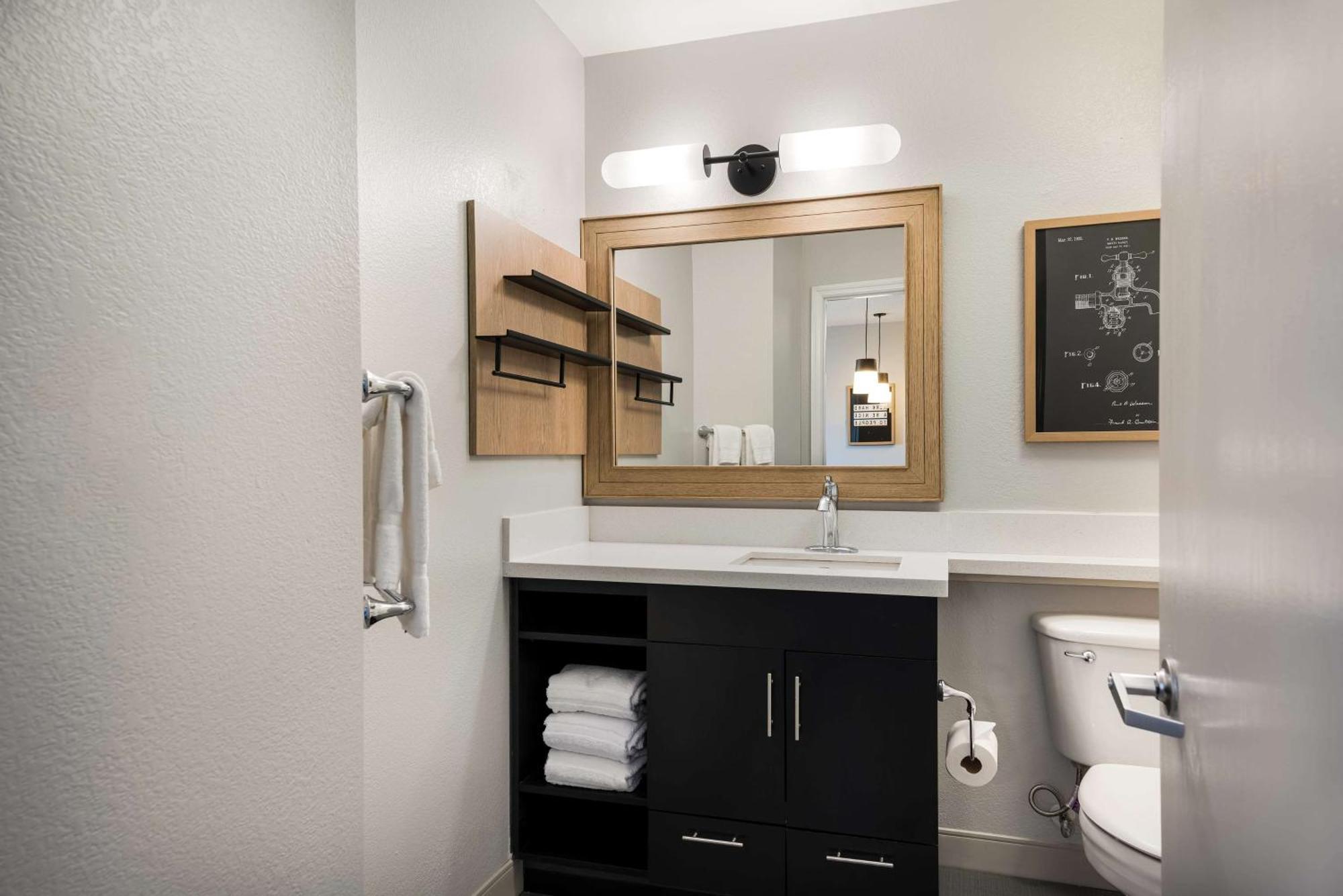 One-Bedroom Queen Suite