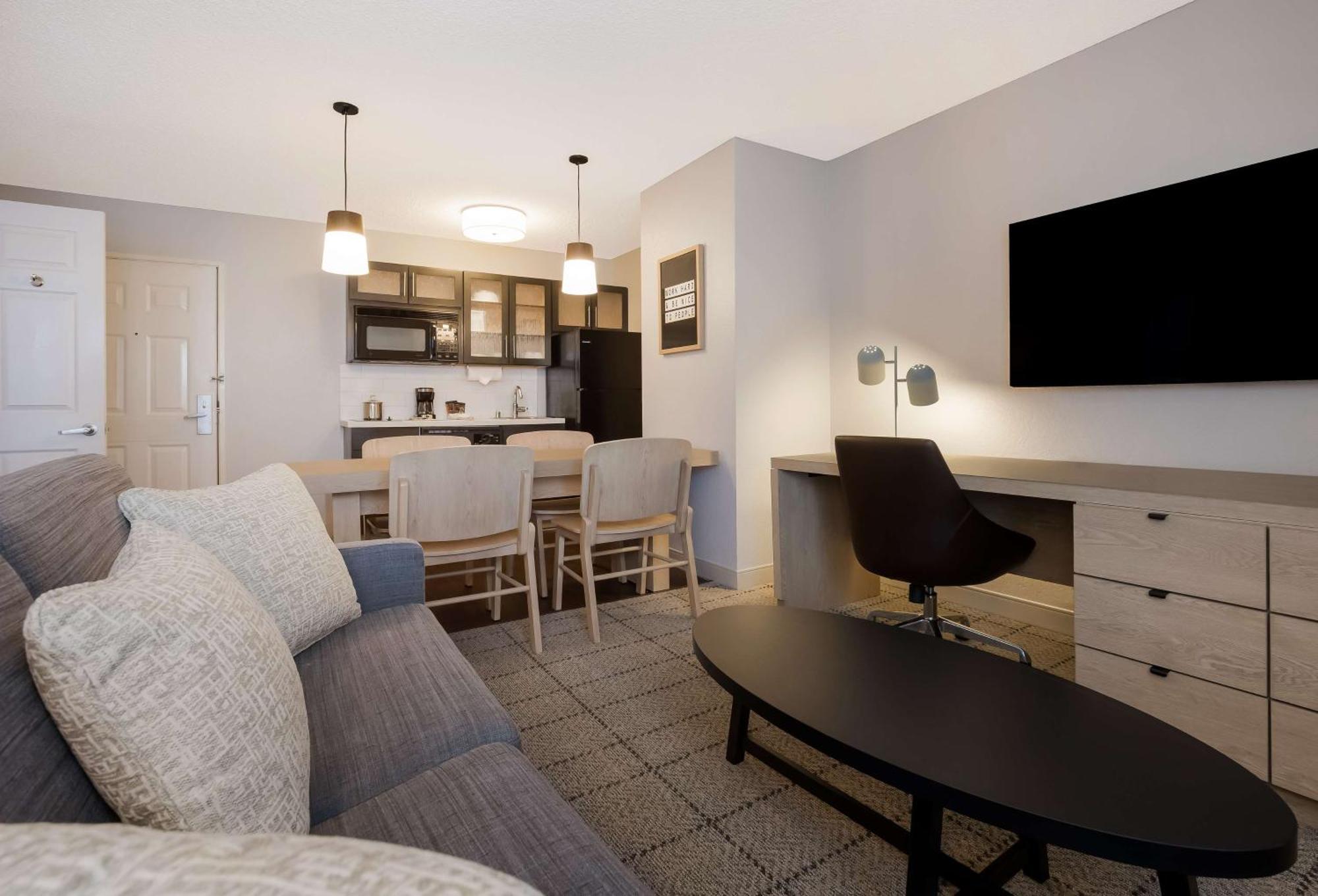 One-Bedroom Queen Suite