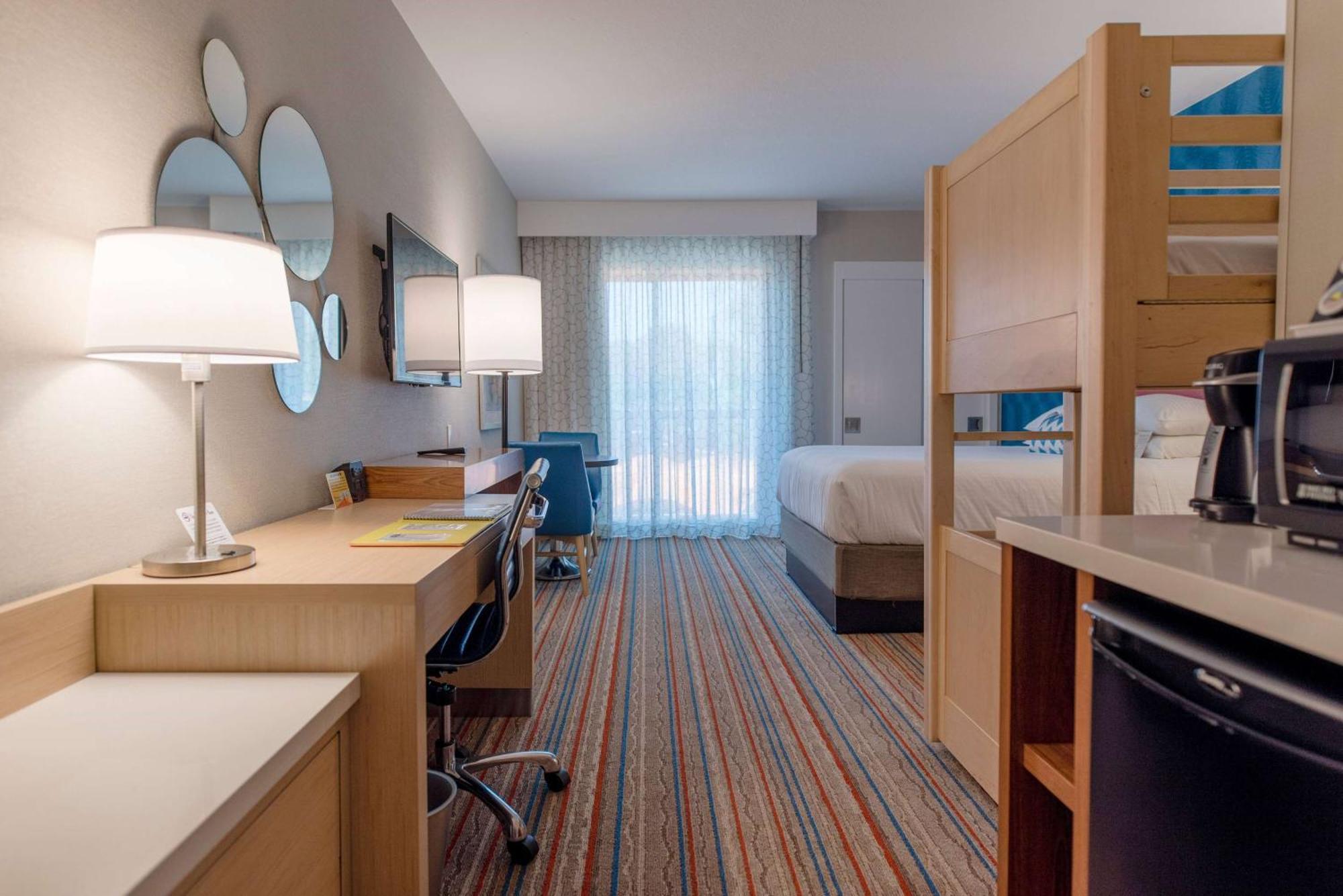 Queen Room with Bunk Bed and Roll-In Shower - Mobility Access/Non-Smoking - Building 1