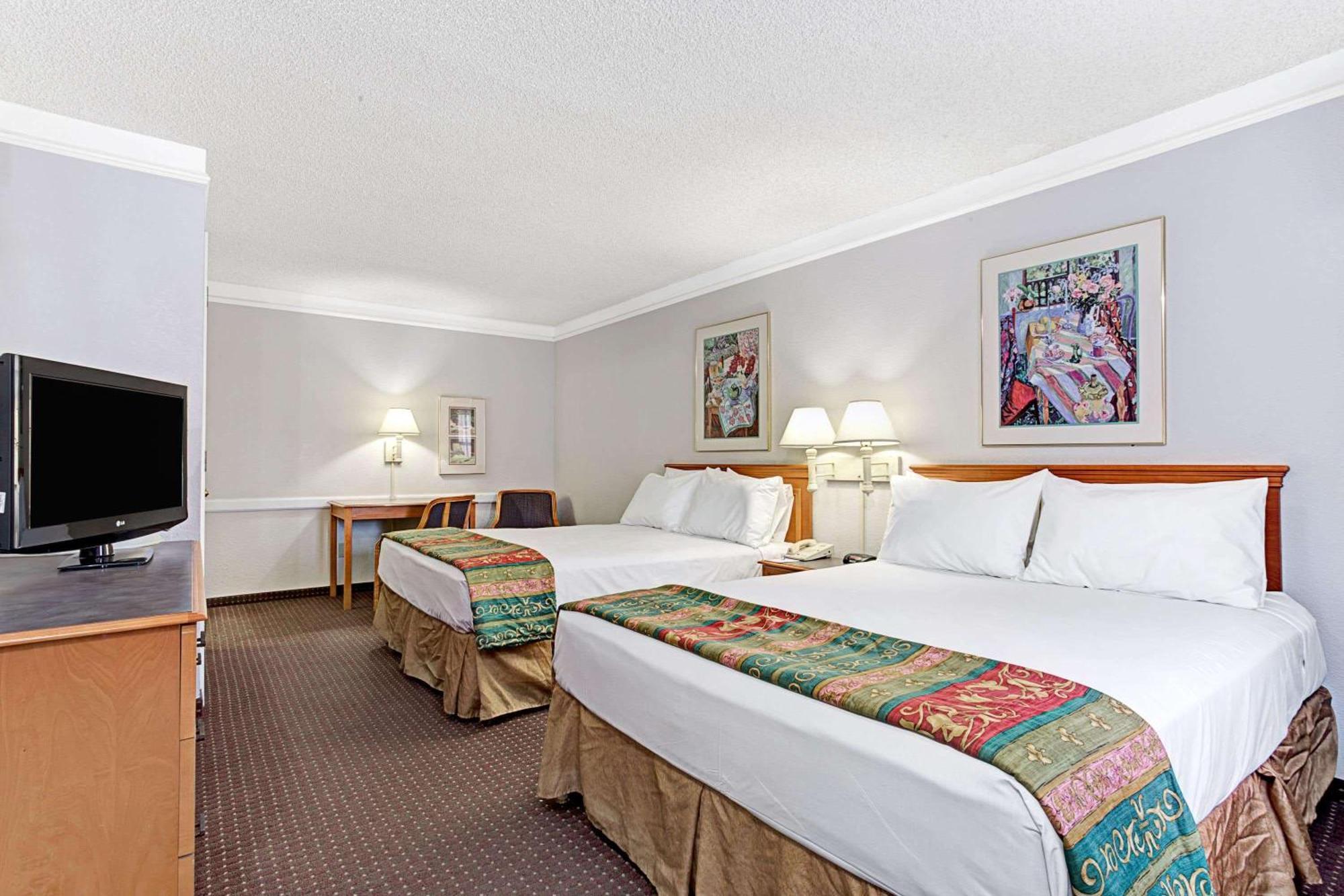 Deluxe Queen Room Mobility Access or Non-Smoking,702747241:JPEG