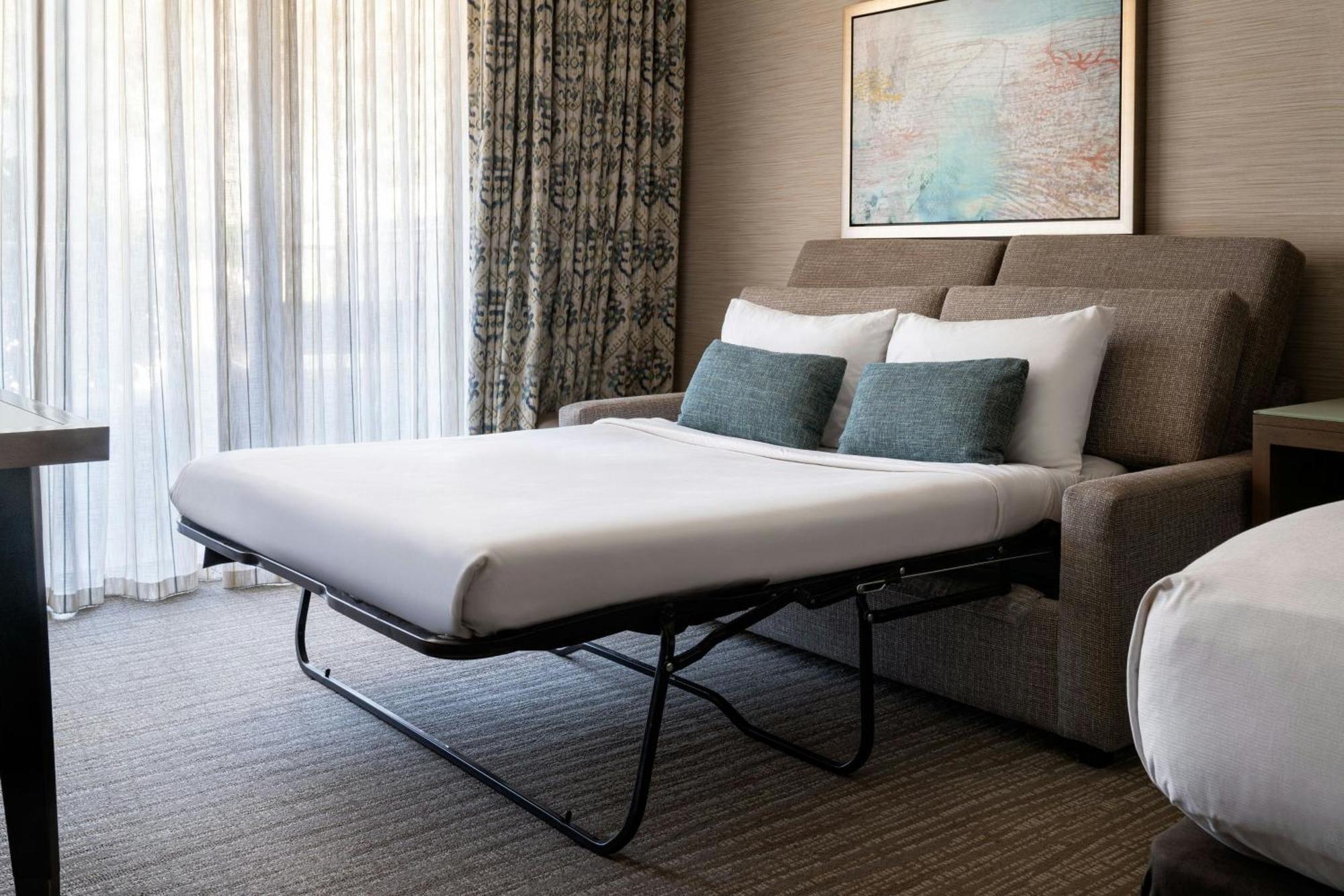 Habitación con sofá cama y vistas al resort - 1 cama extragrande - Adaptada para personas con discapacidad auditiva