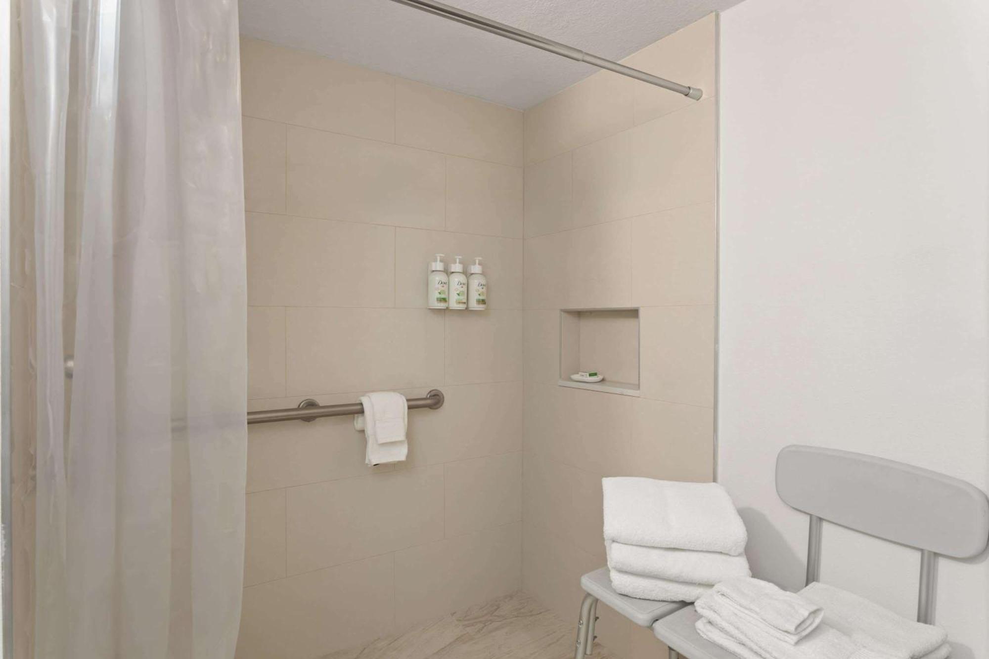 Quarto Queen com Duche para Pessoas com Mobilidade Condicionada - Acesso a Pessoas com Mobilidade Condicionada/Não Fumador