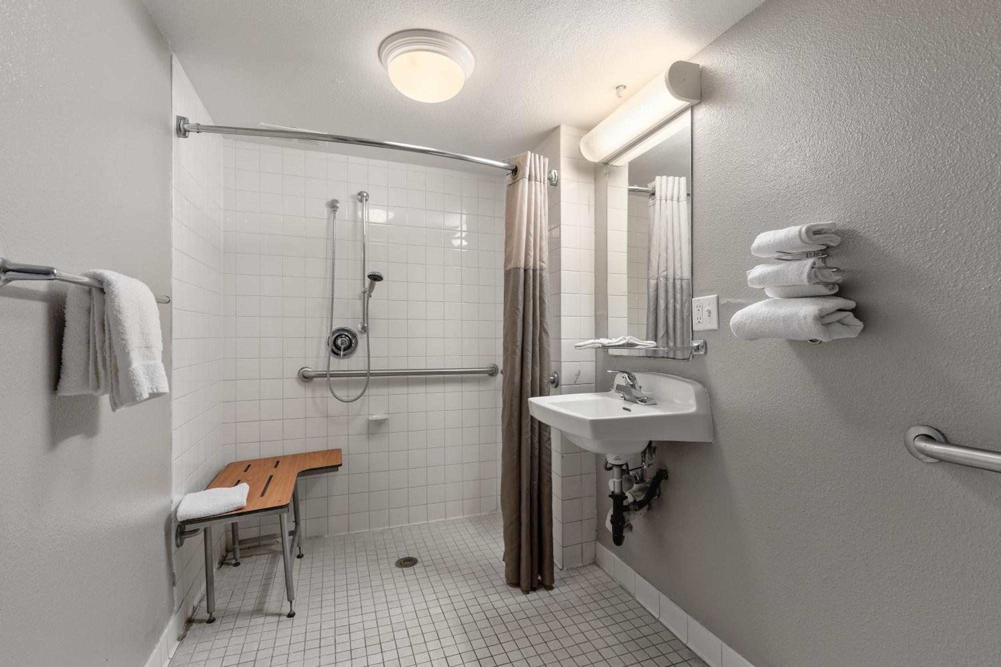 Queen Room - Disability Access - Roll in Shower