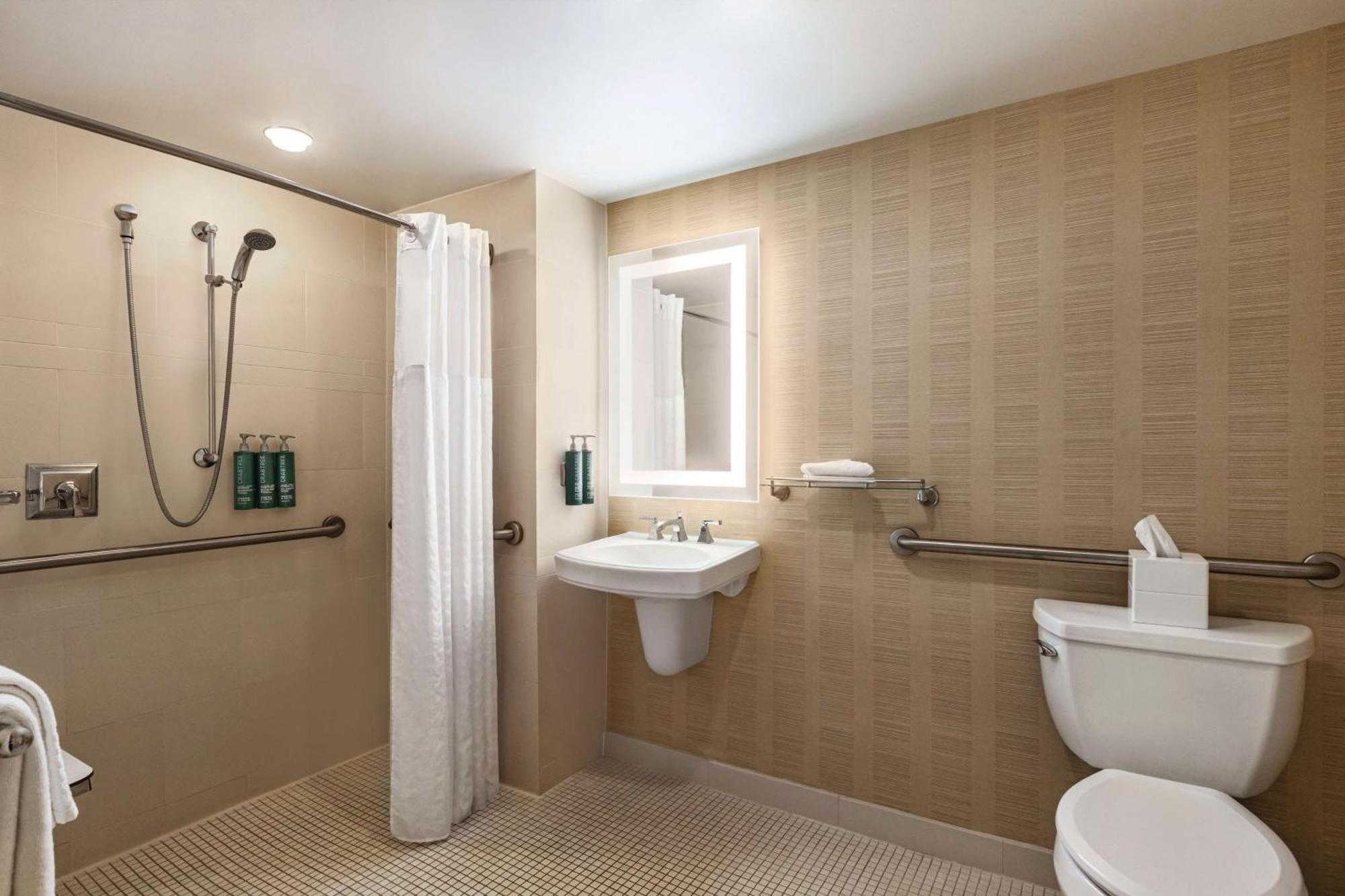 Habitación con cama extragrande y ducha a ras de suelo - Adaptada para personas con discapacidad auditiva