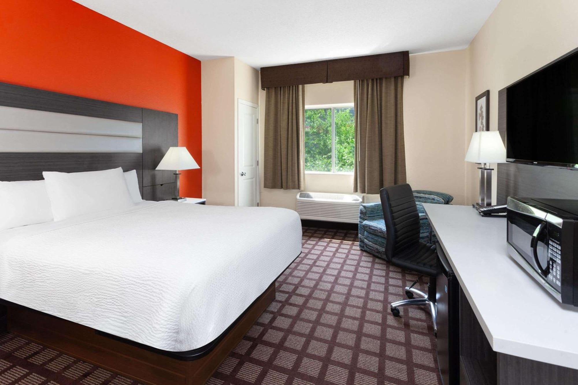 Deluxe Queen Room - Mobility Access/Non-Smoking