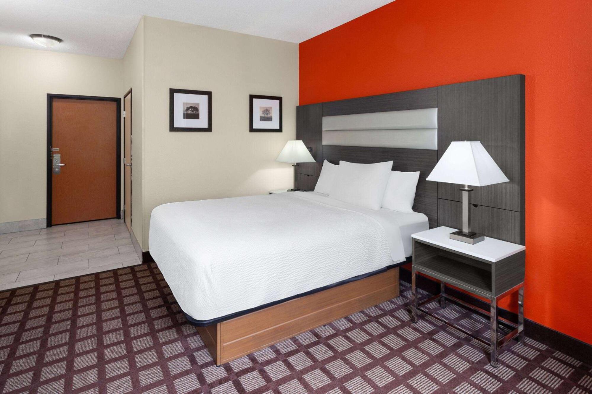 Queen Room - Mobility Access/Non-Smoking