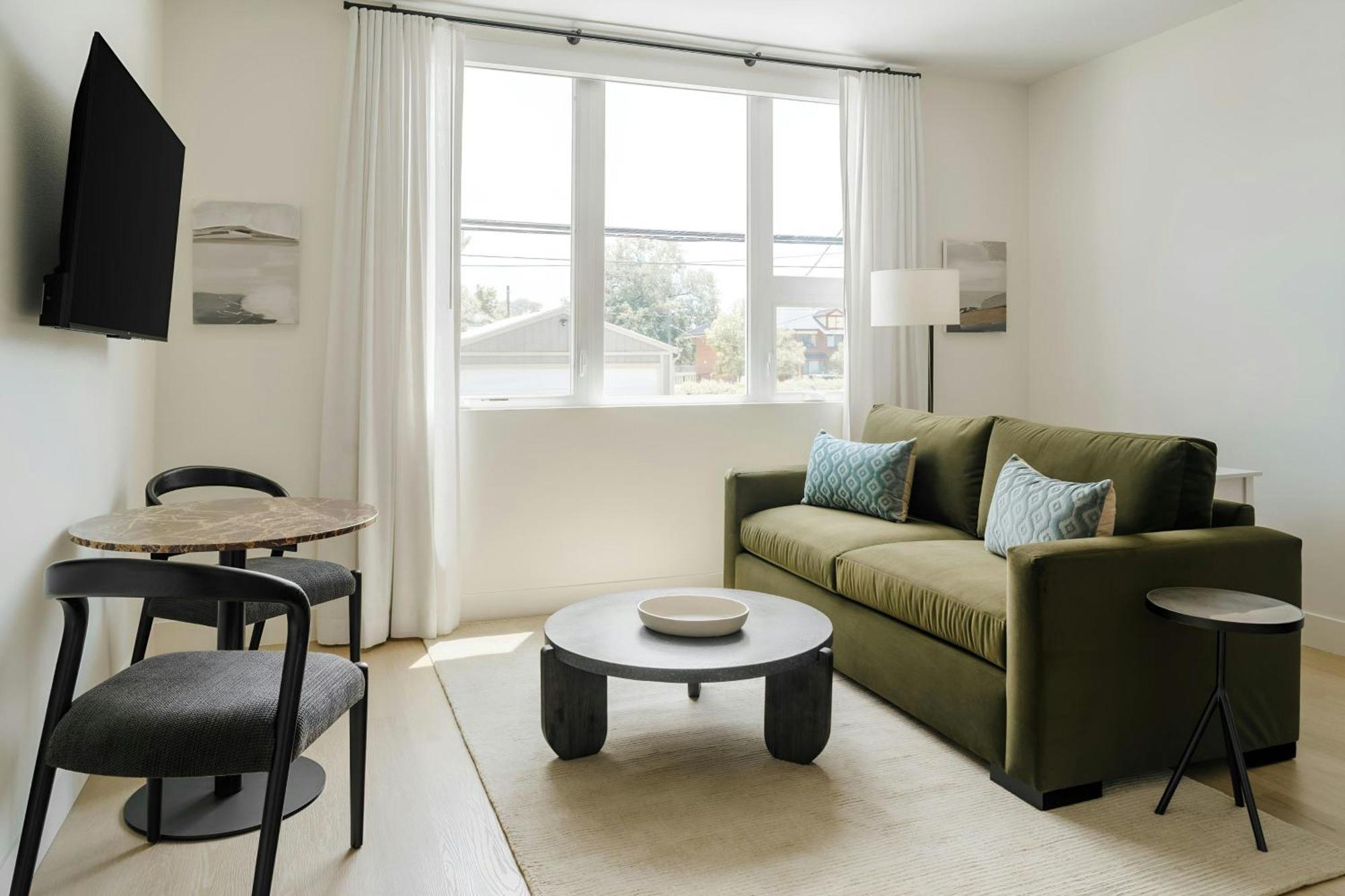 One-Bedroom Queen Apartment Sofa Bed,1661770803:JPEG