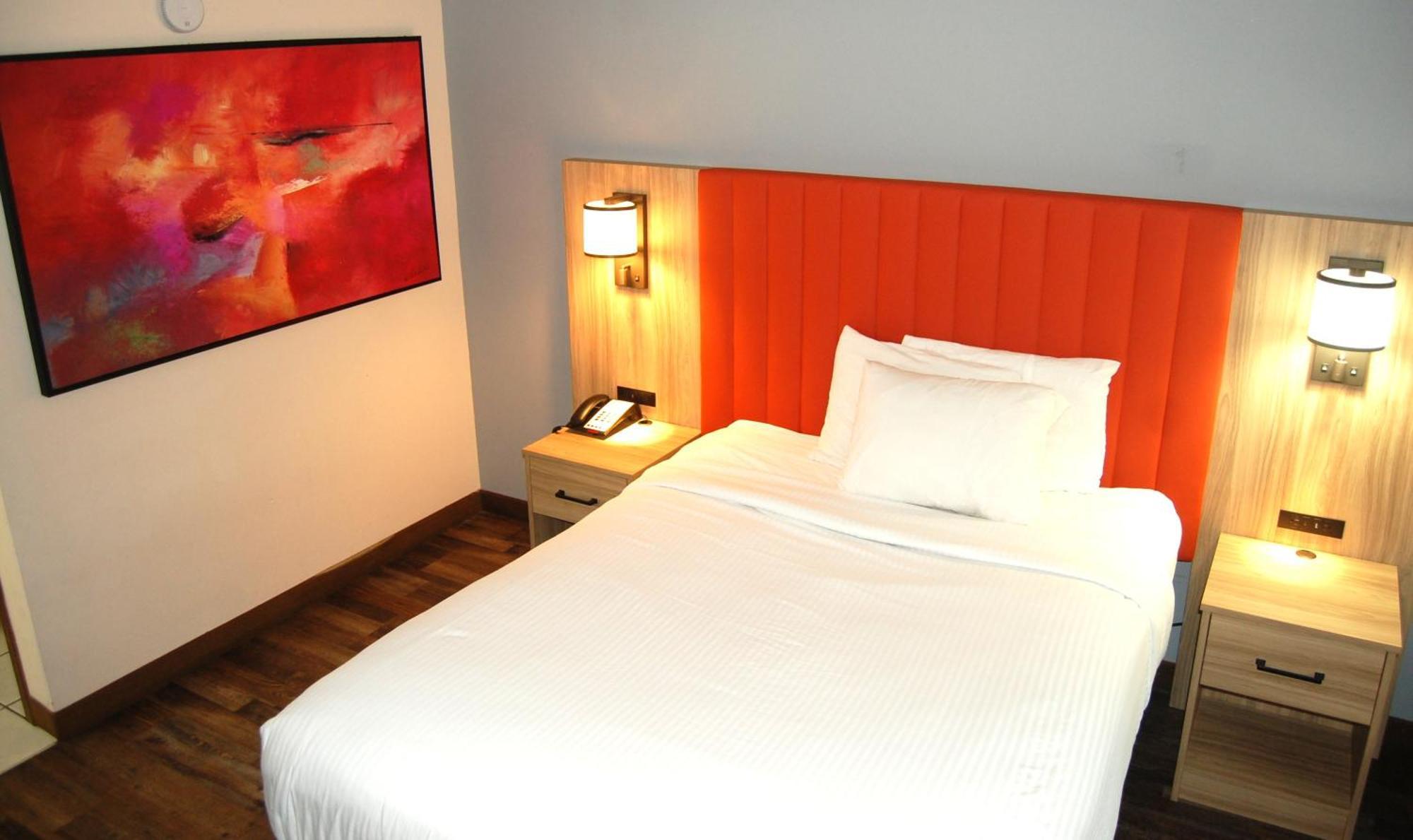 Standard Room One Queen Bed,1666030677:JPEG
