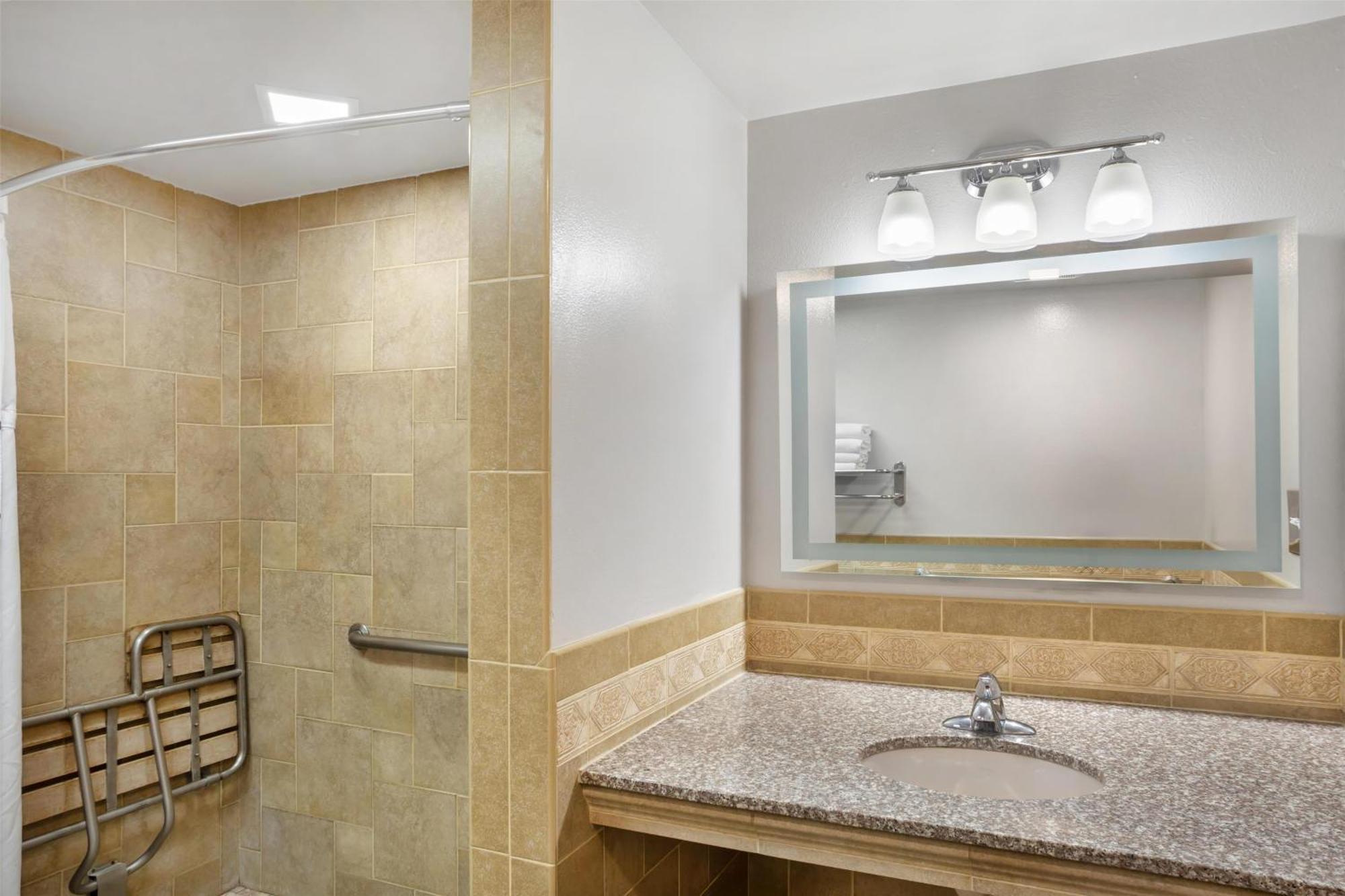 Zimmer mit 2 Queensize-Betten und rollstuhlgerechter Dusche – barrierefrei, Nichtraucher