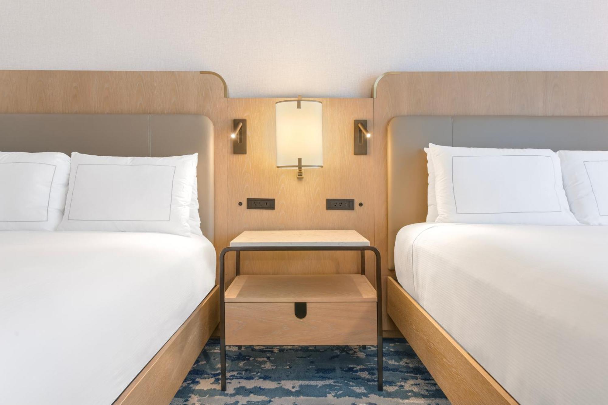 Zimmer mit 2 Queensize-Betten, Poolblick und rollstuhlgerechter Dusche – barrierefrei