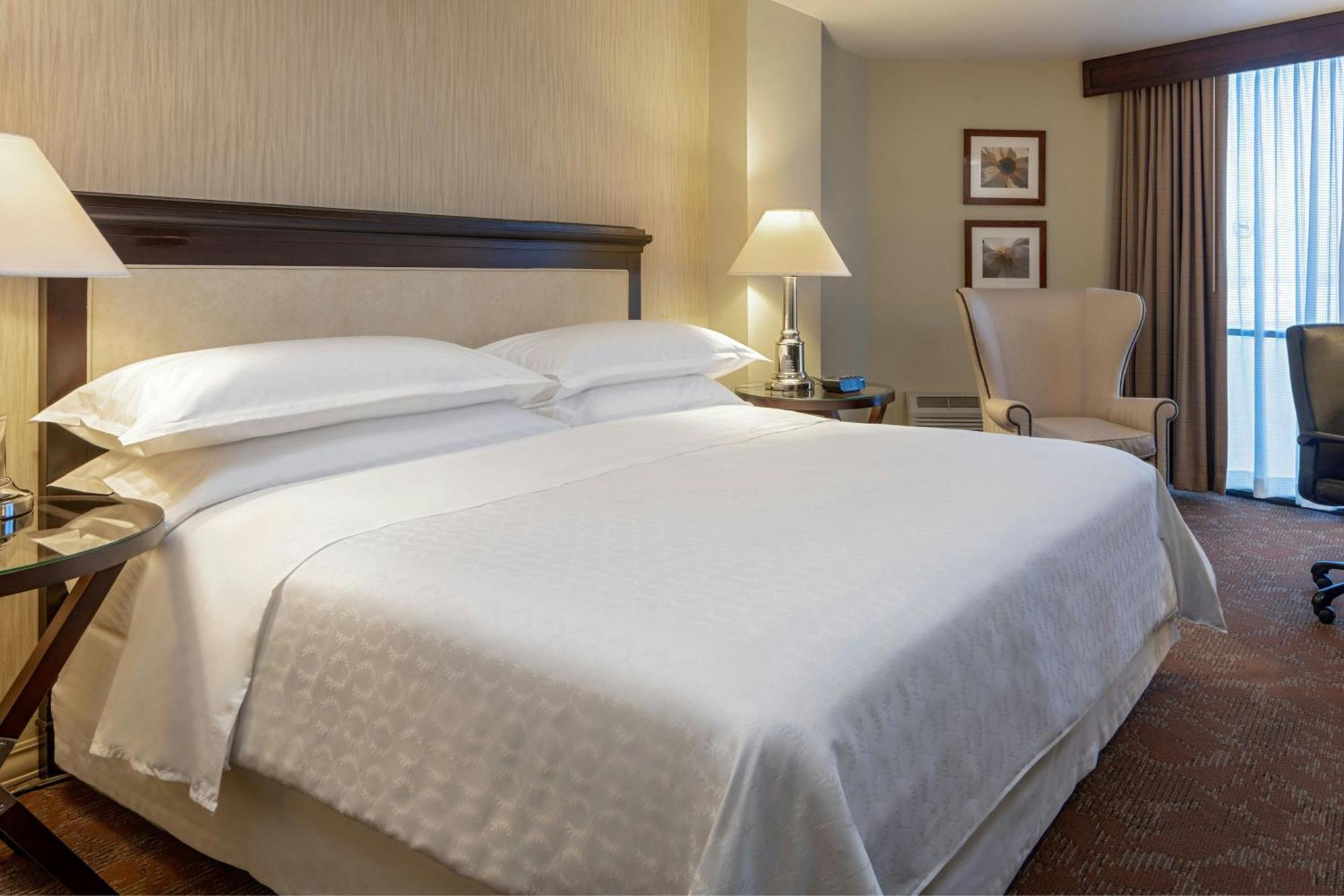 Traditional Concierge lounge access Guest room 1 King,1375368545:JPEG