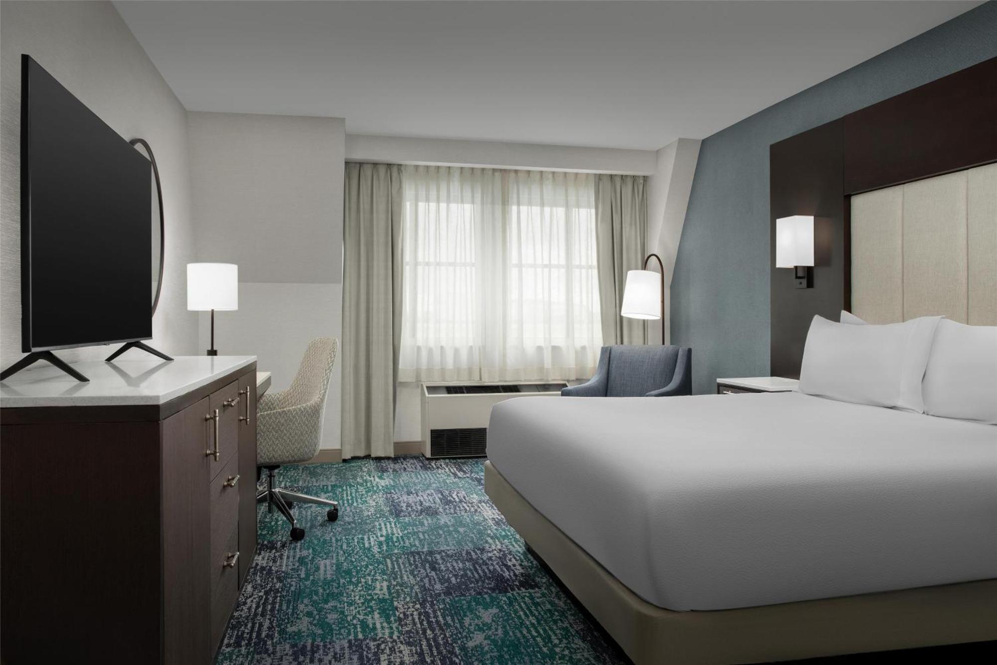 Room, 1 King Bed – Disability Access (Mini Fridge/Microwave)
