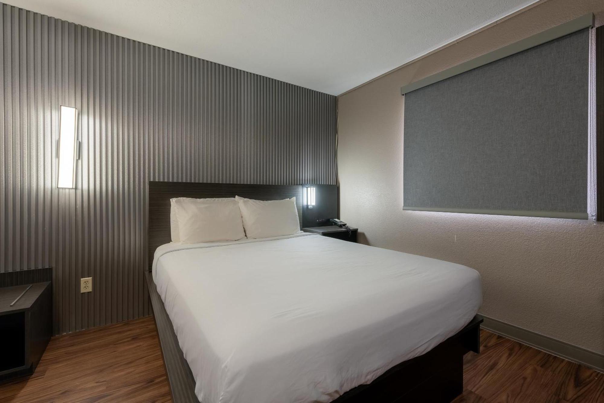 Queen Room - Disability Access - Non-Smoking