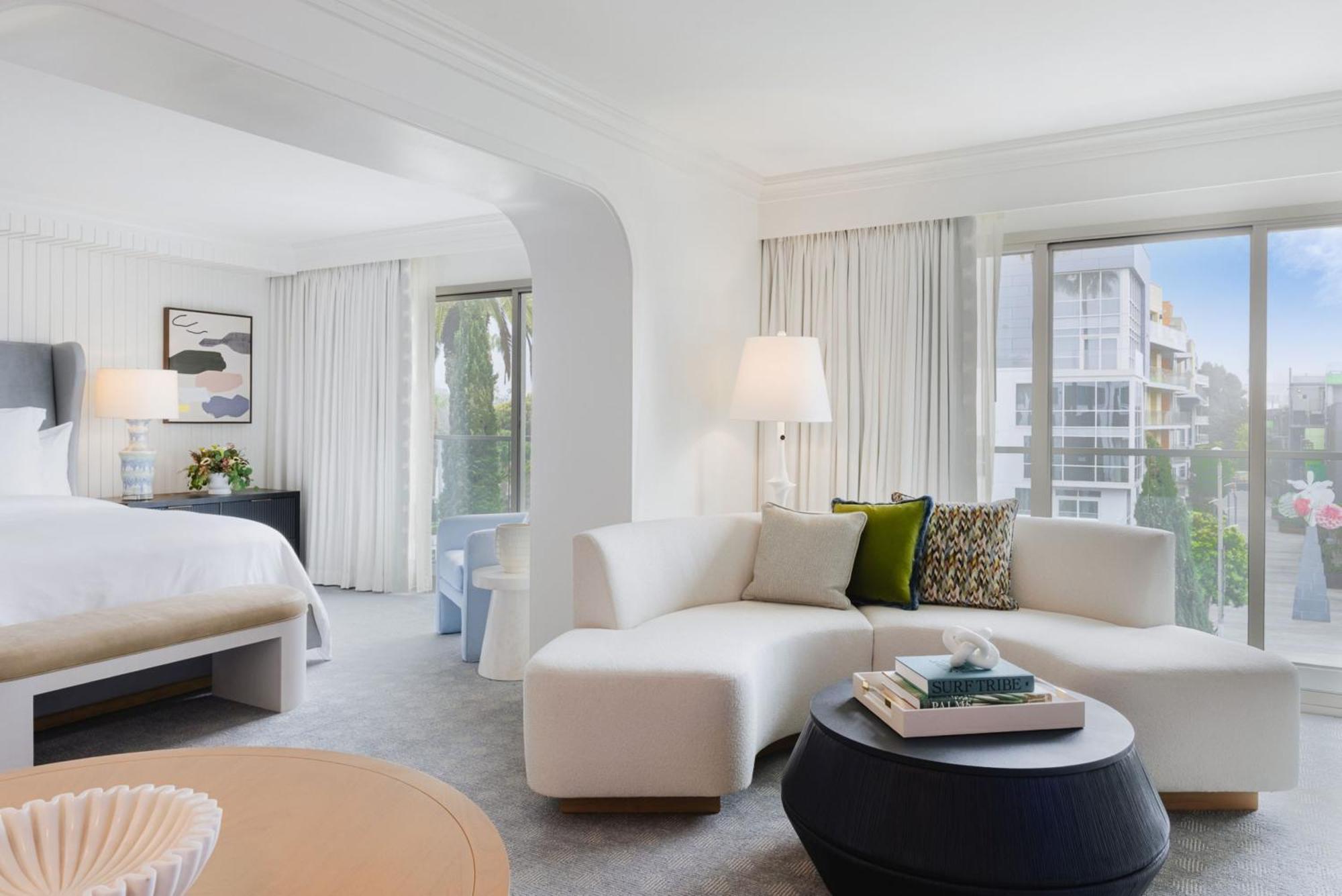 De 720 City View King kamer met kingsize bed en uitzicht op de stad