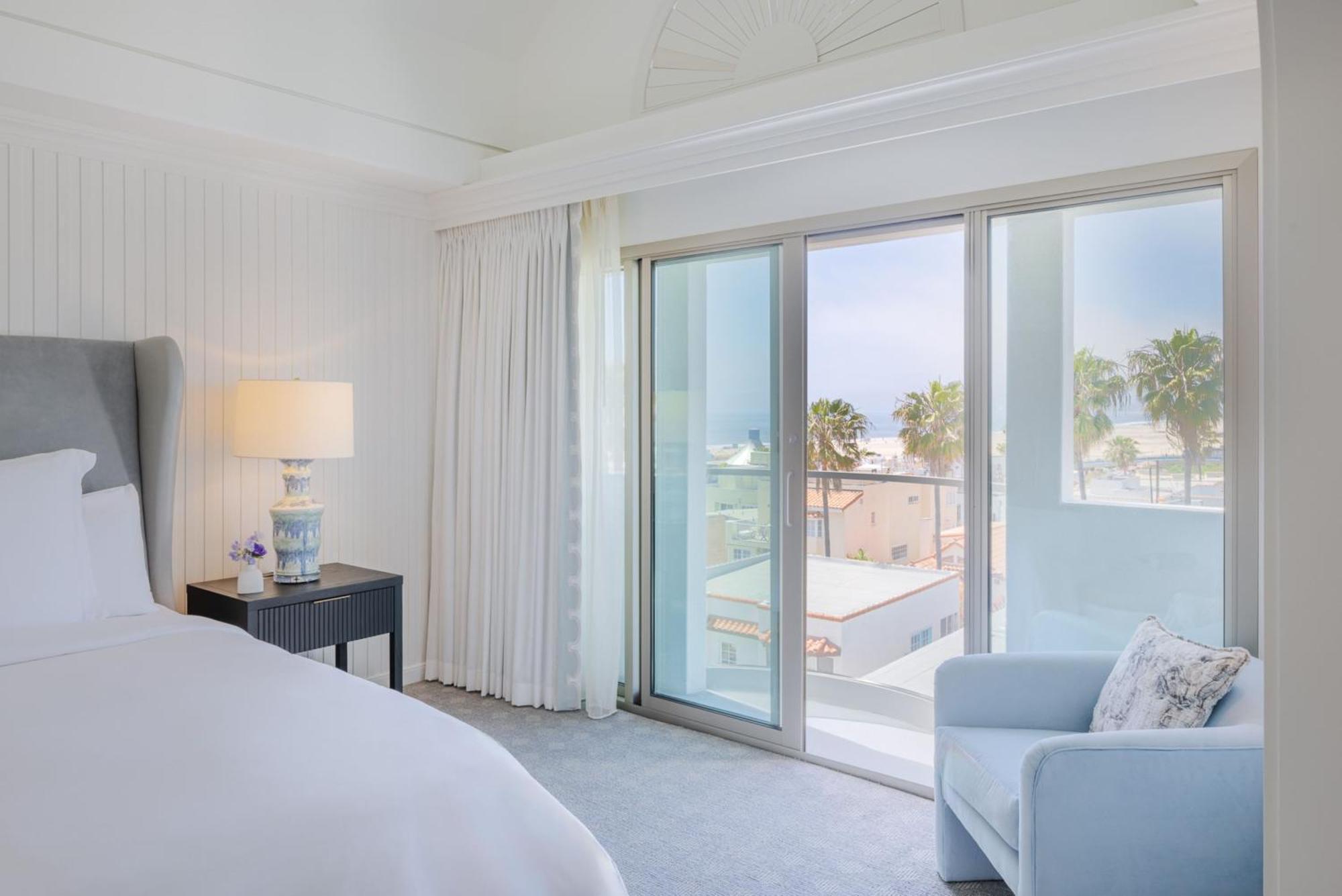De 720 King kamer met kingsize bed en uitzicht op de oceaan