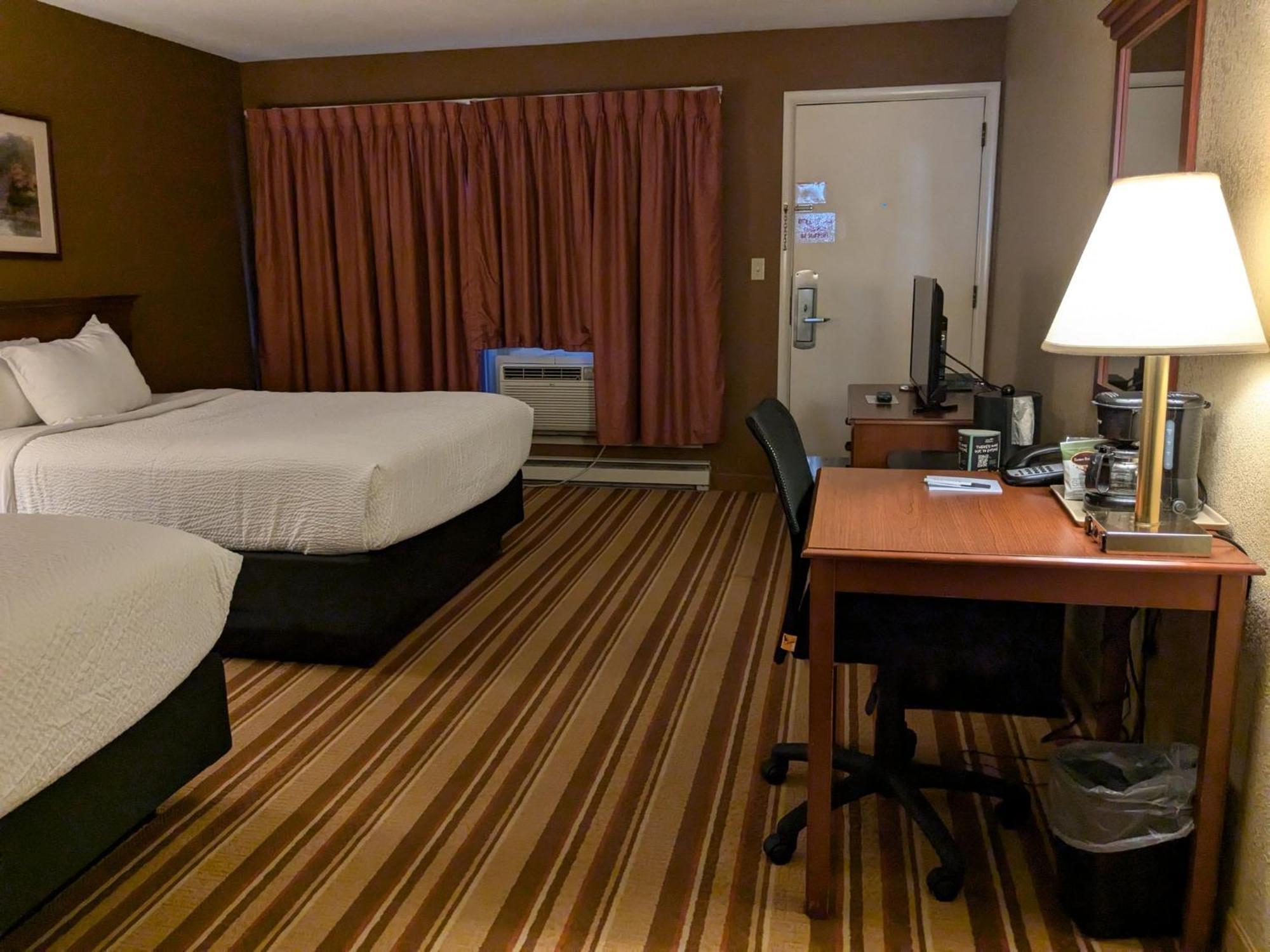Quadruple Room with Private Bathroom
