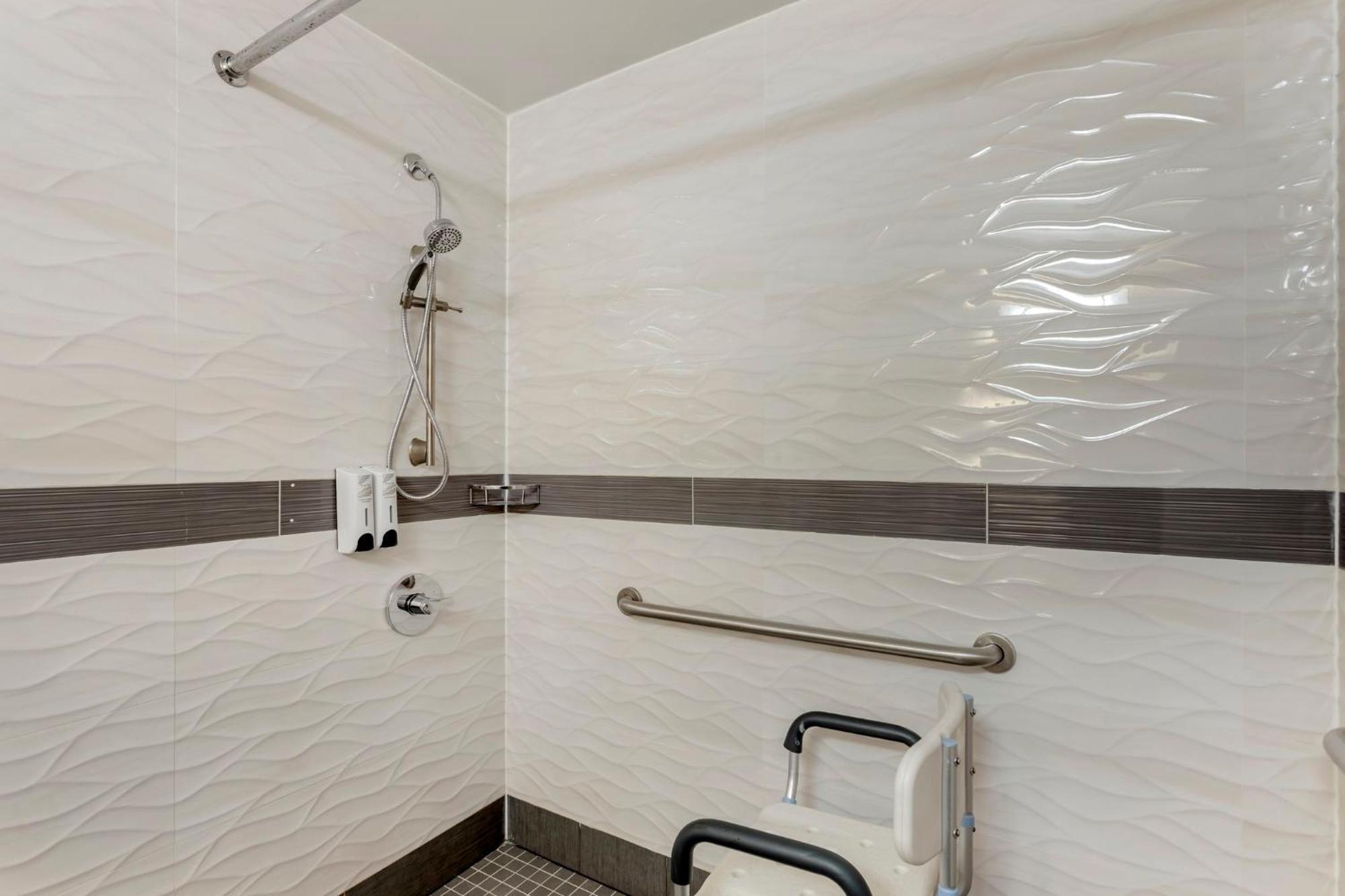 Premium Queen Room Disability Access or Roll Shower Smoke,1689915174:JPEG