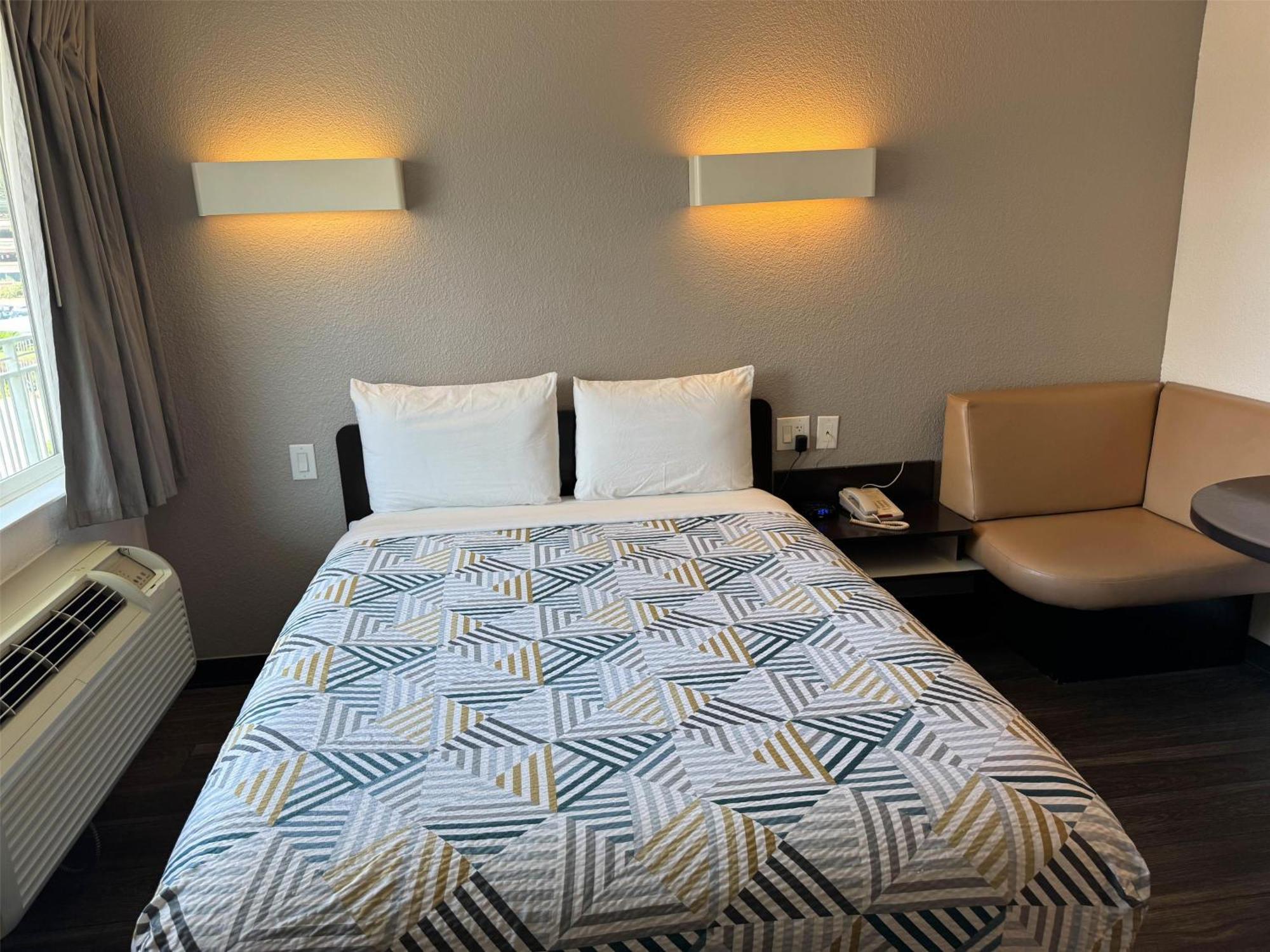Queen Room,1694534495:JPEG