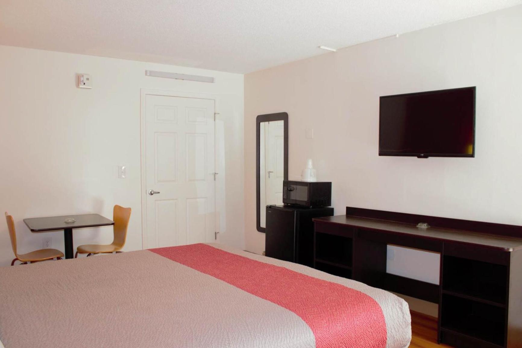 King Room with Roll-in Shower - Disability Access - Non-Smoking