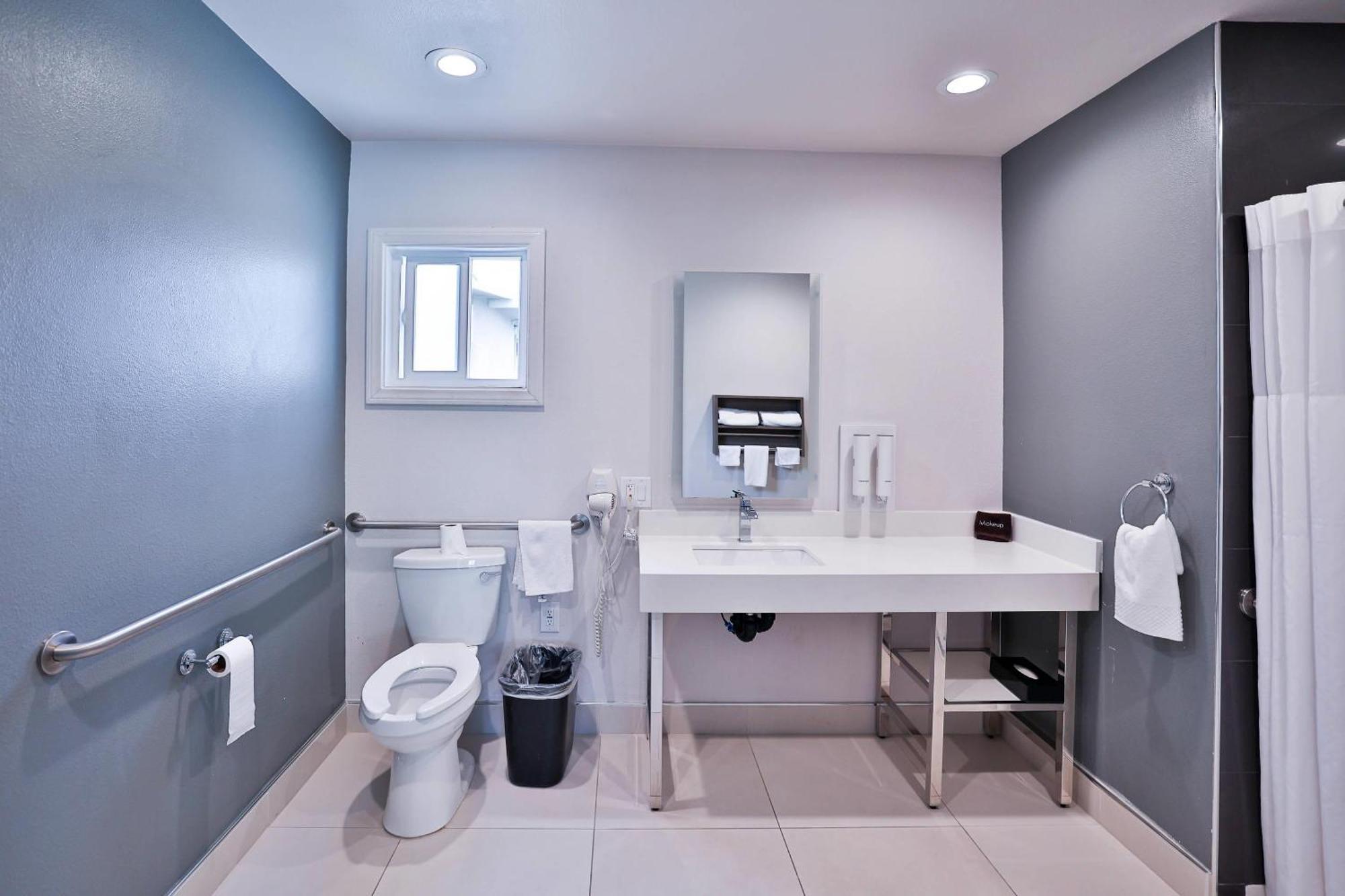 King Room Roll Shower Disability Access or Non Smoking or Exterior Corridor