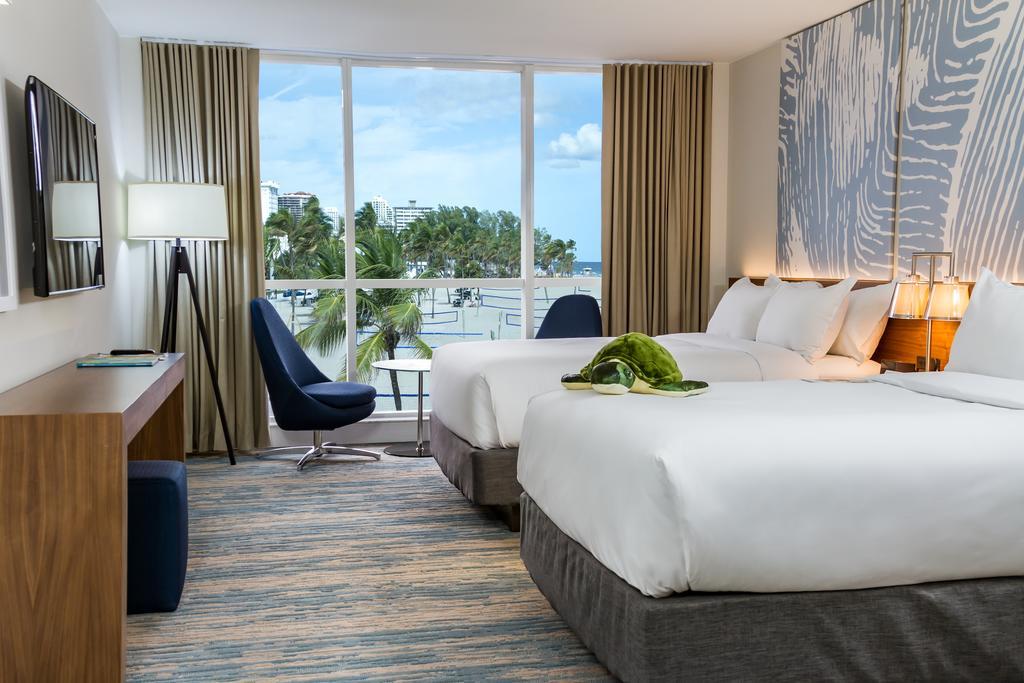 Zimmer mit 2 Doppelbetten und Meerblick