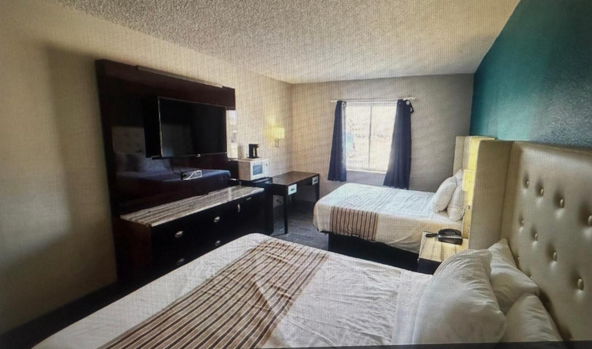 Quadruple Room with Two Queen Beds - Non Smoking/Pet Friendly