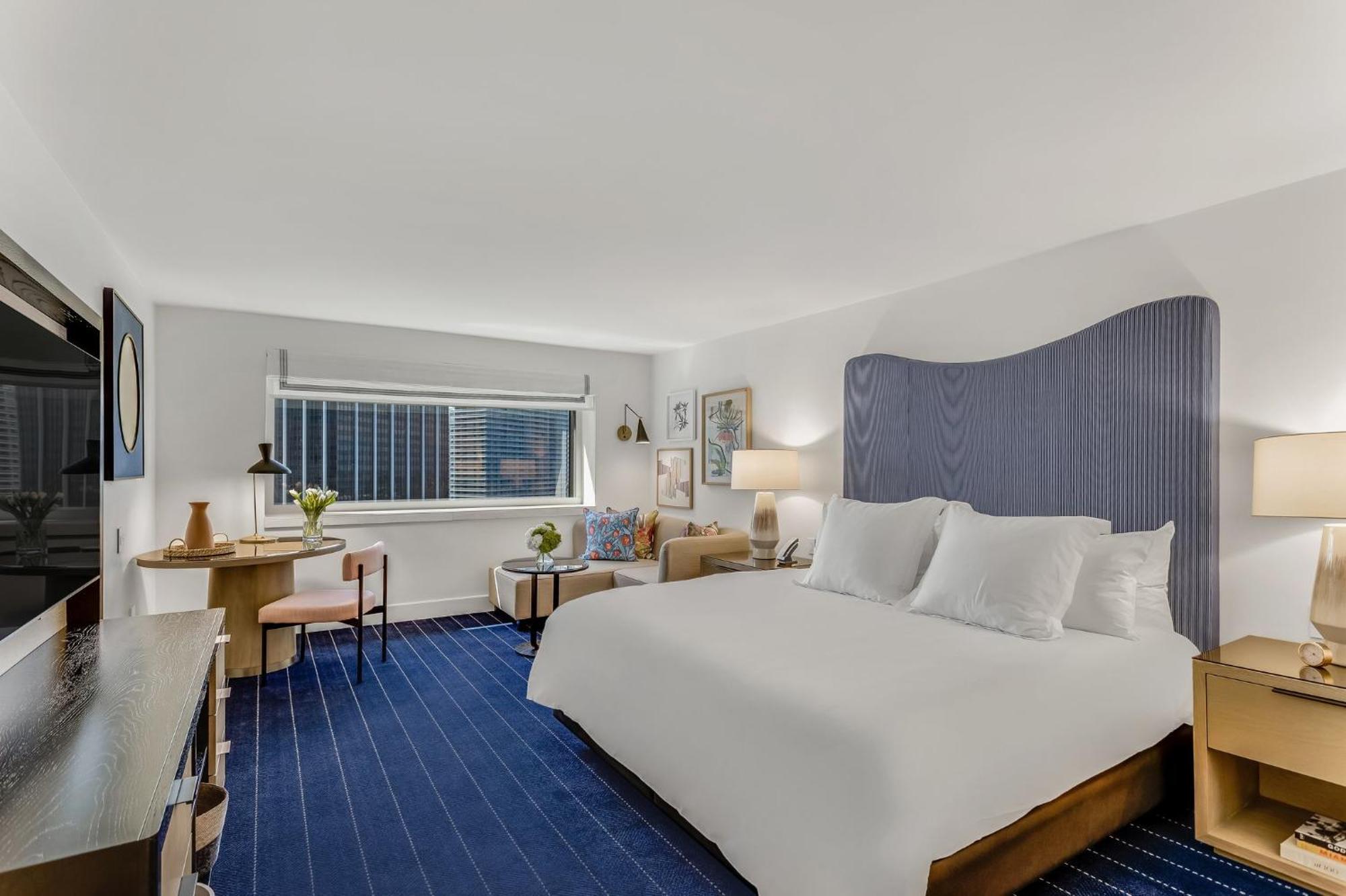 Classic Kamer met Kingsize Bed en Uitzicht op Skyline