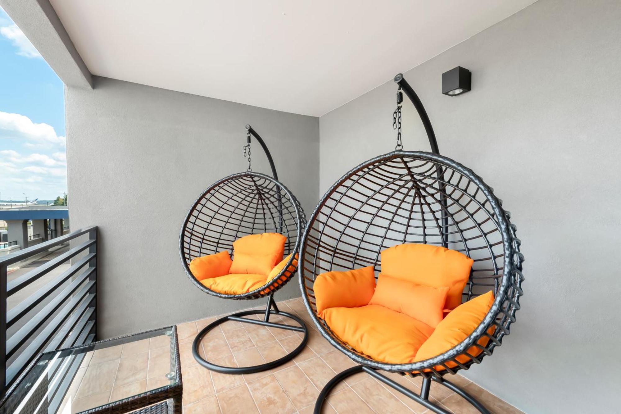 King Suite with Sofa and Hot Tub - Non-Smoking