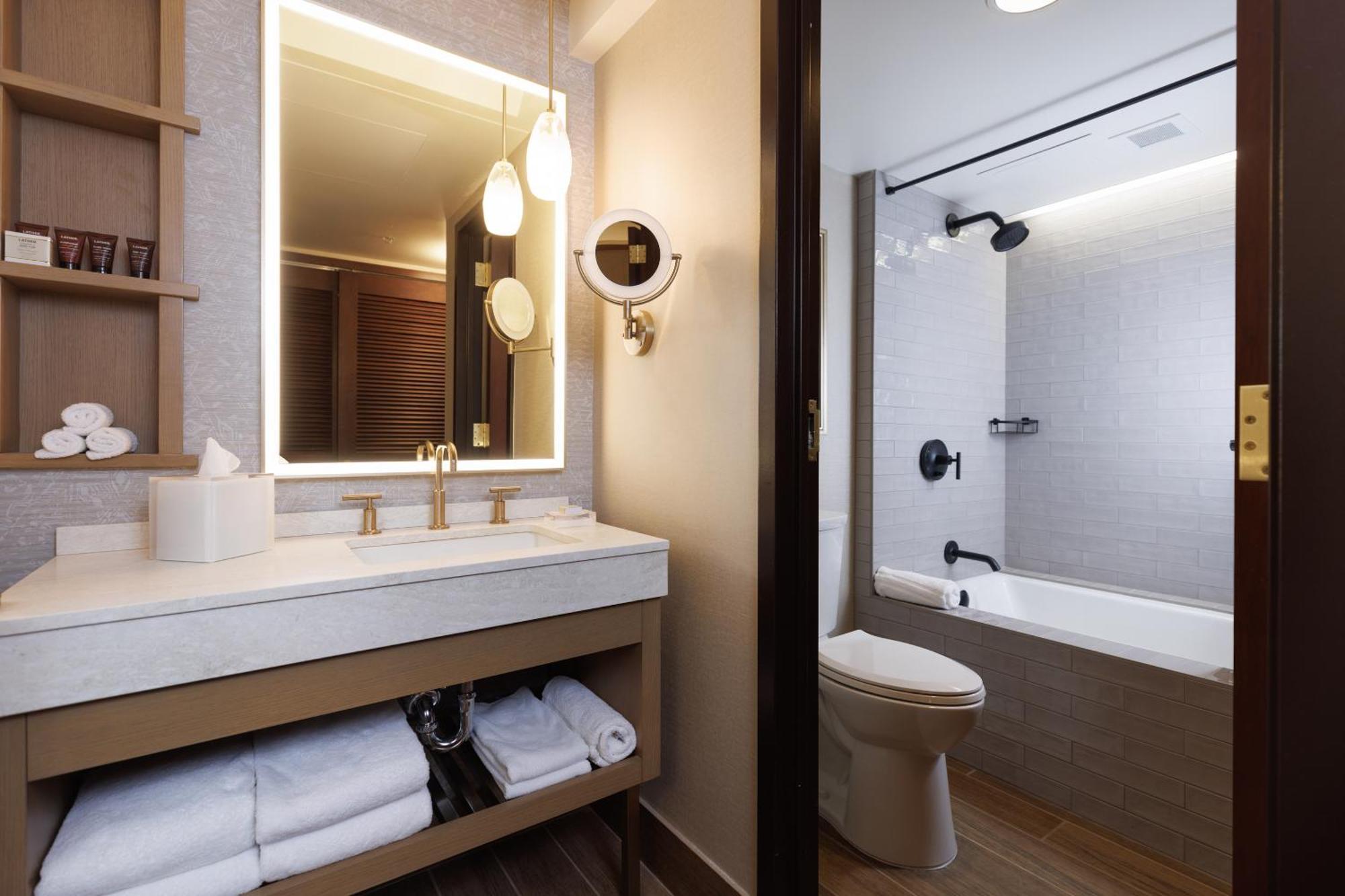 Signature Suite, 1 King Bed, Non Smoking