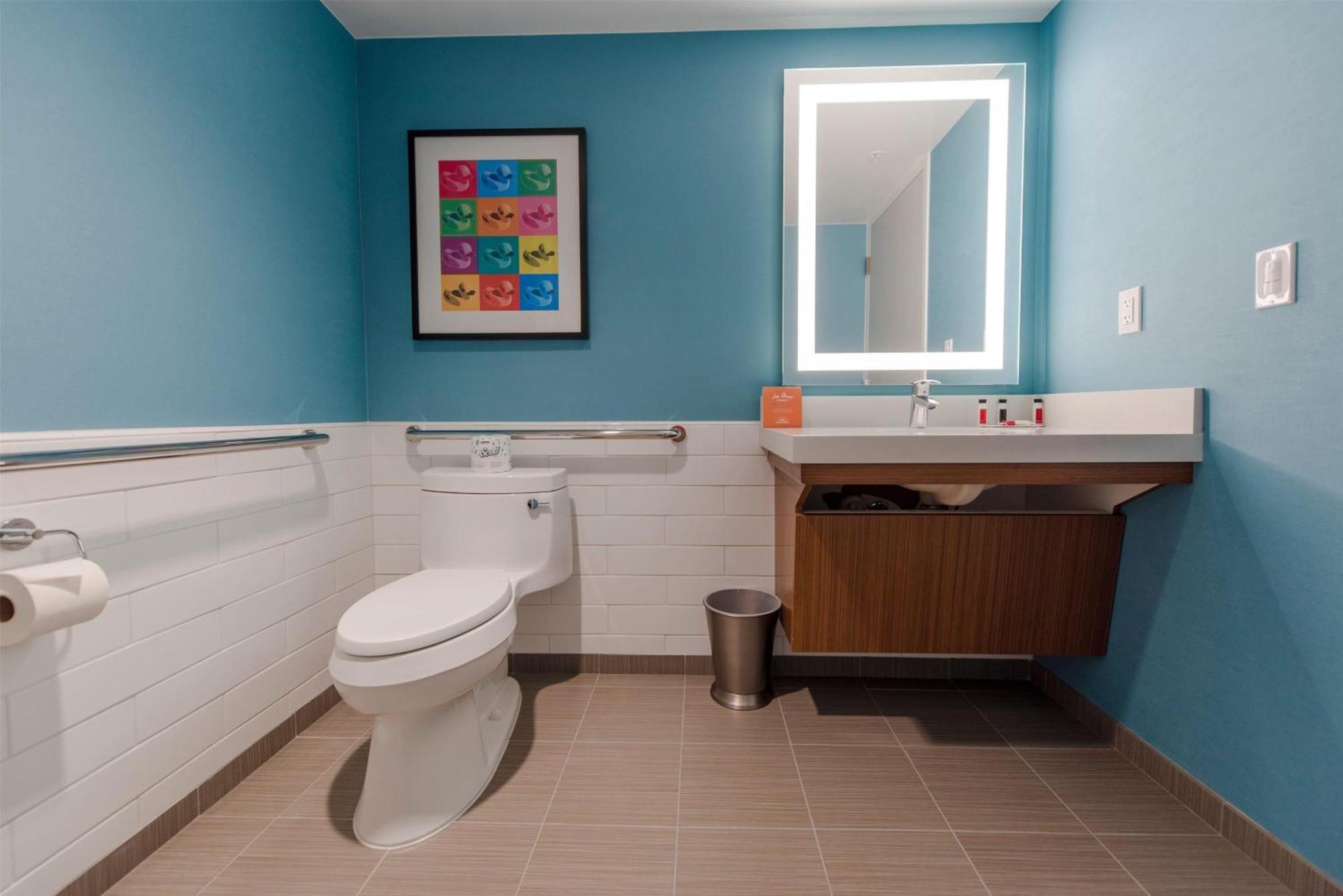 Deluxe Queen Room with Roll-In Shower - Mobility Access/Non-Smoking - Building 2