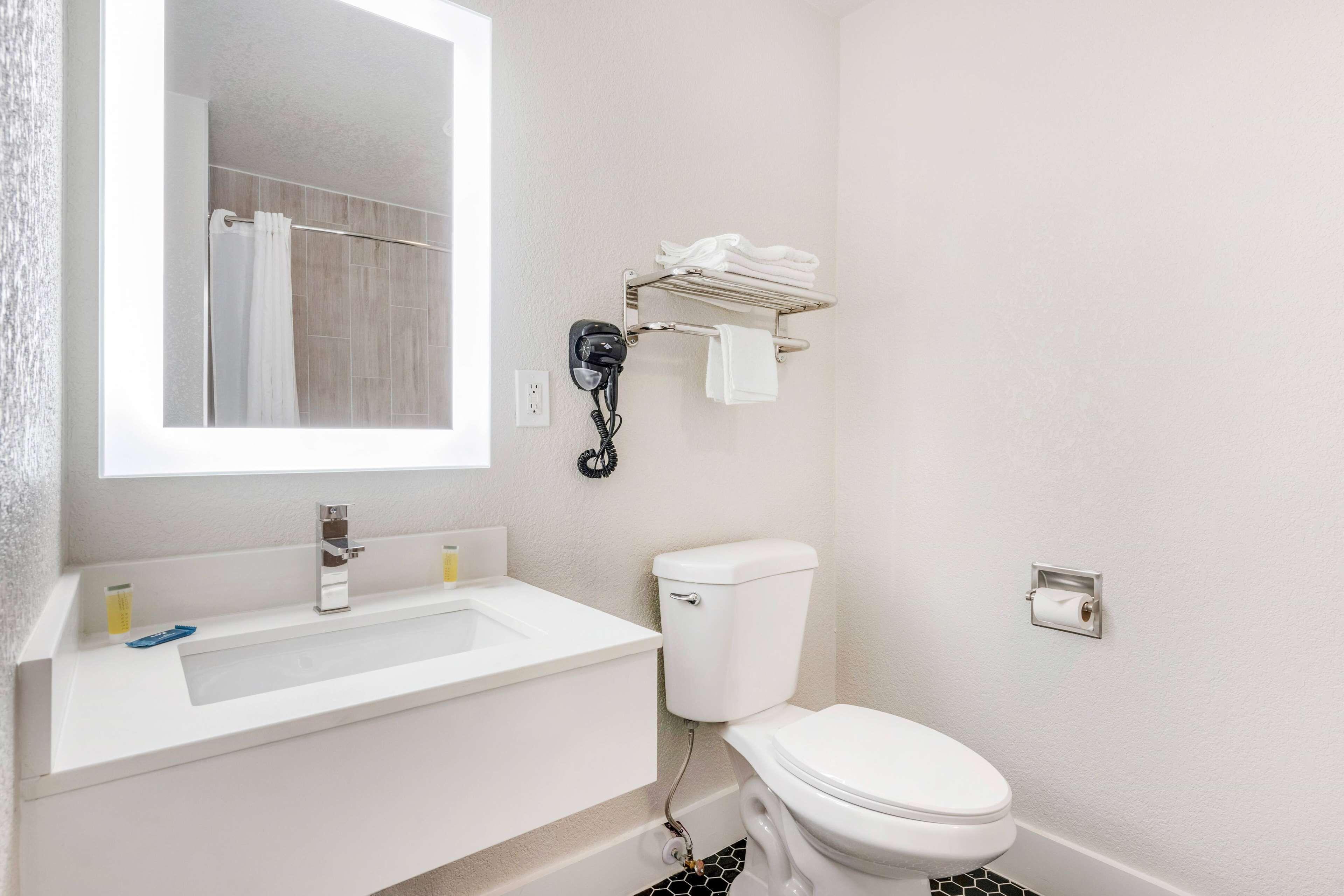 King Room Bath Tub Mobility Accessible or Non-Smoking,1498469554:JPEG