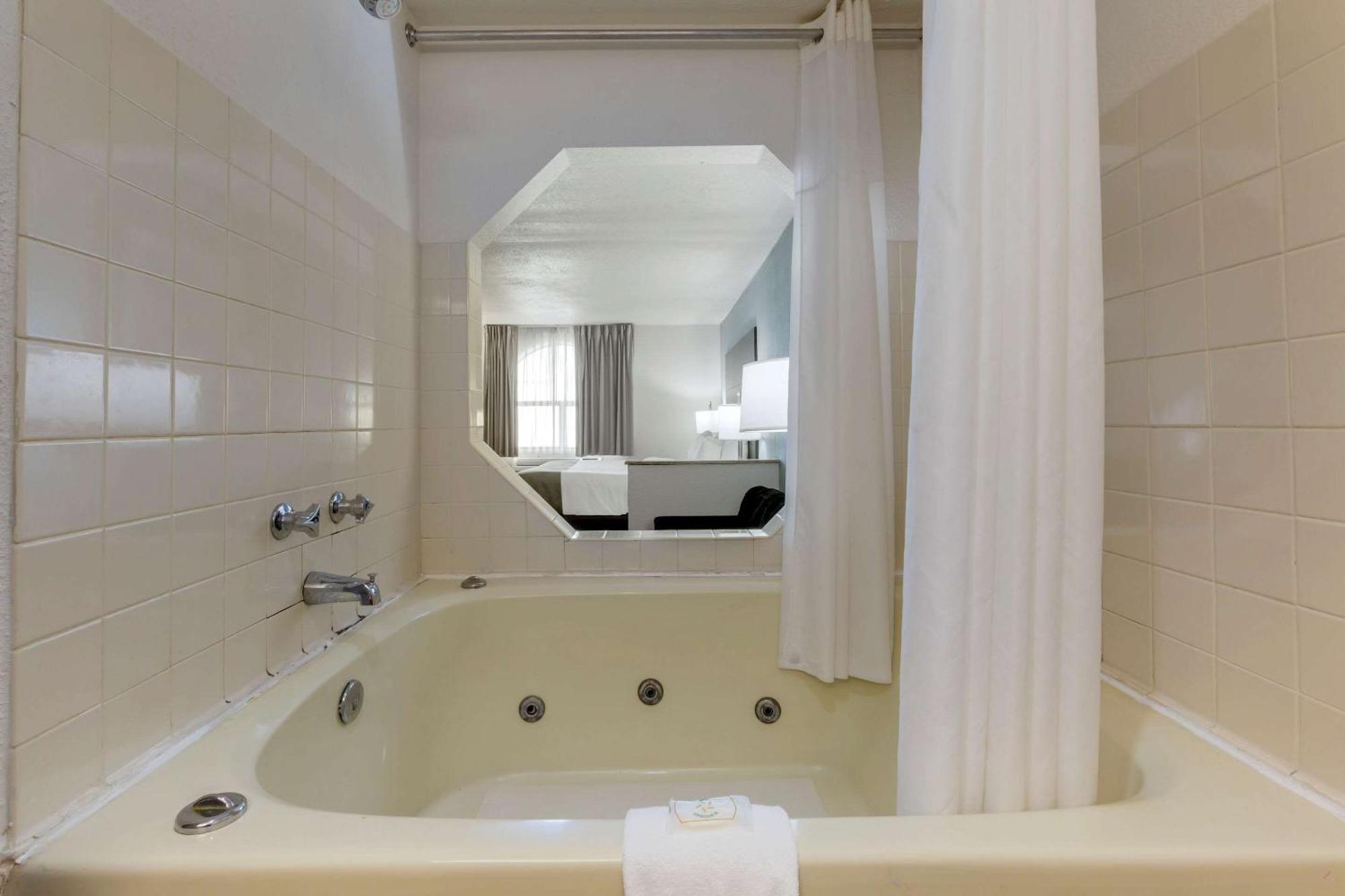 King Suite Whirpool Non-Smoking