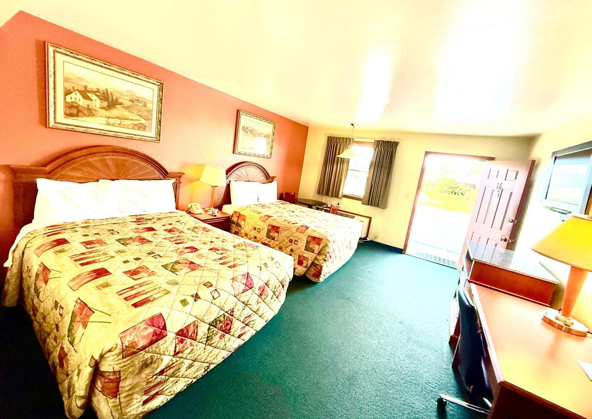 Queen Room with Two Queen Beds - Non-Smoking