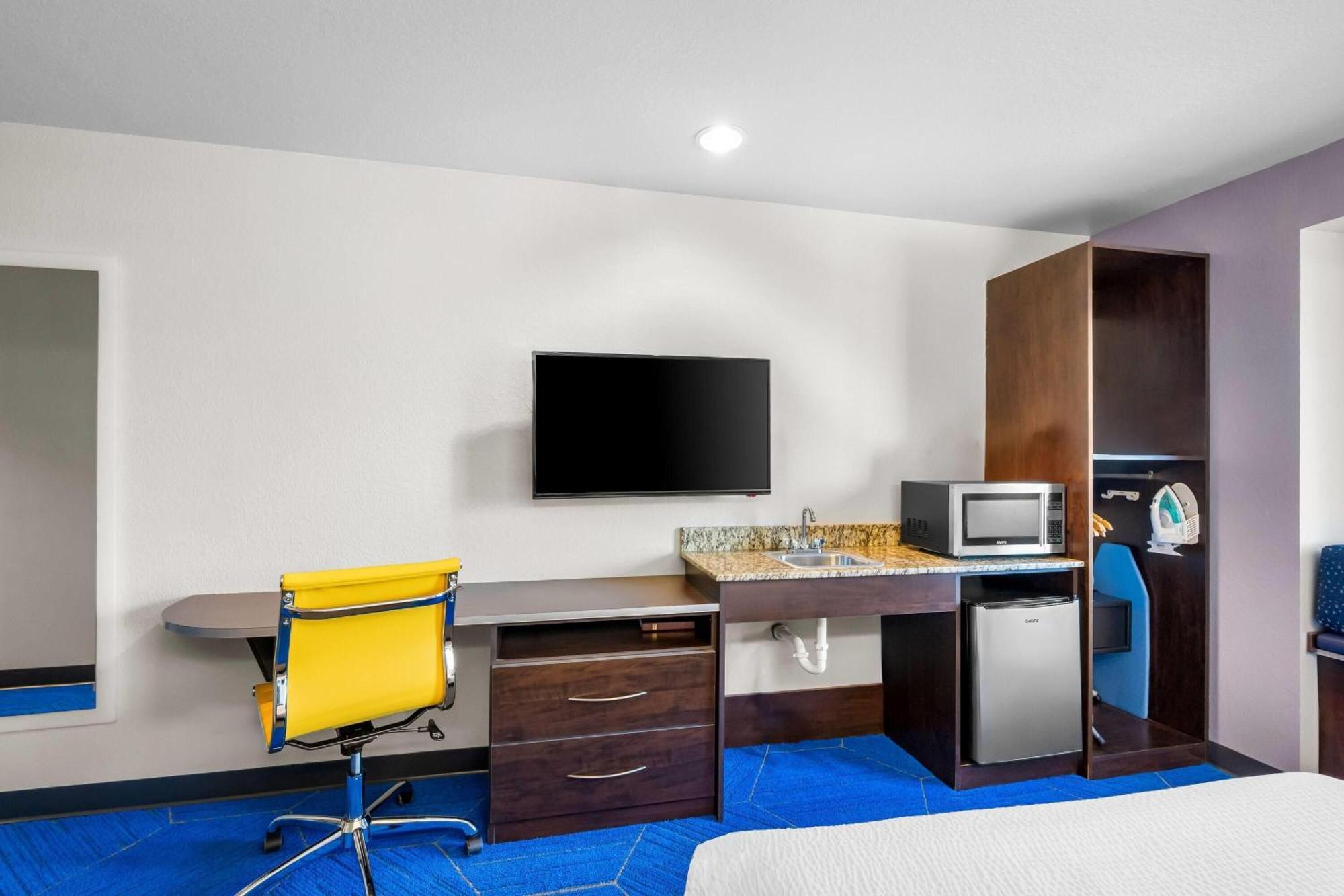 Queen Suite with Sofa Bed - Disability Access/Non-Smoking