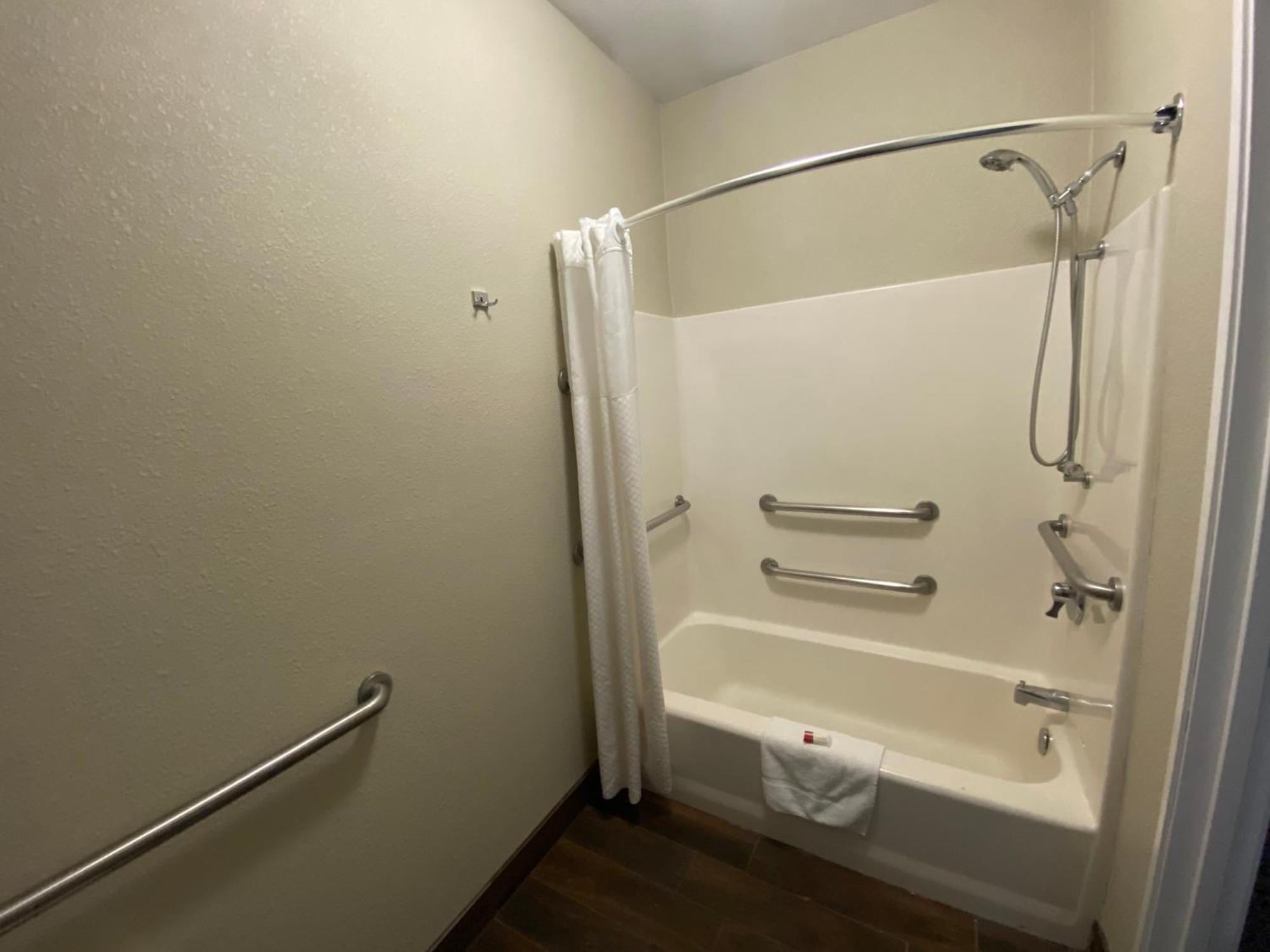 1 Queen Bed Mobility Accessible Room Bathtub Grab Bars Non-Smoking,1210388224:JPEG