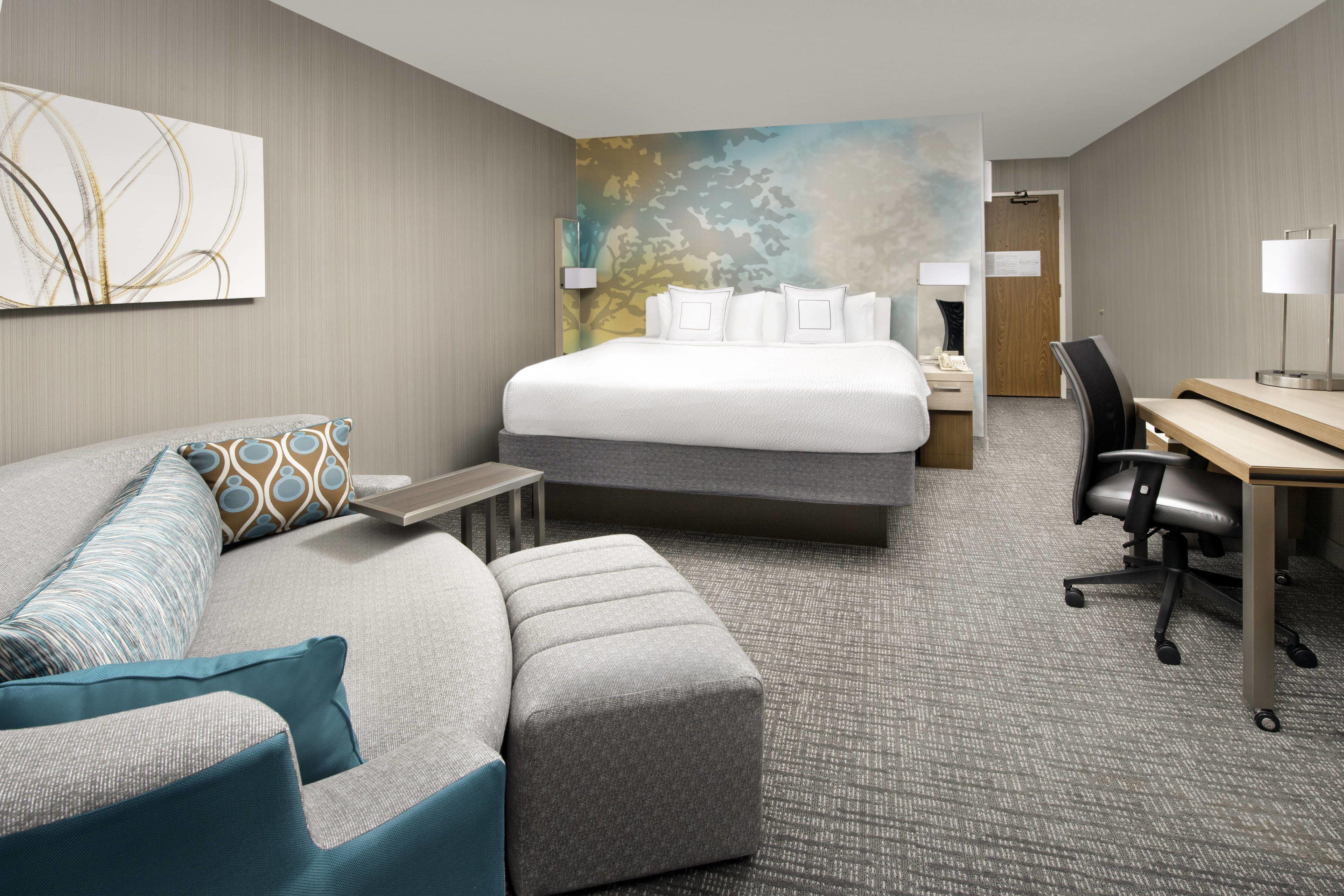 King Room with Courtyard View, Roll-In Shower and Balcony - Mobility Access/Hearing Accessible
