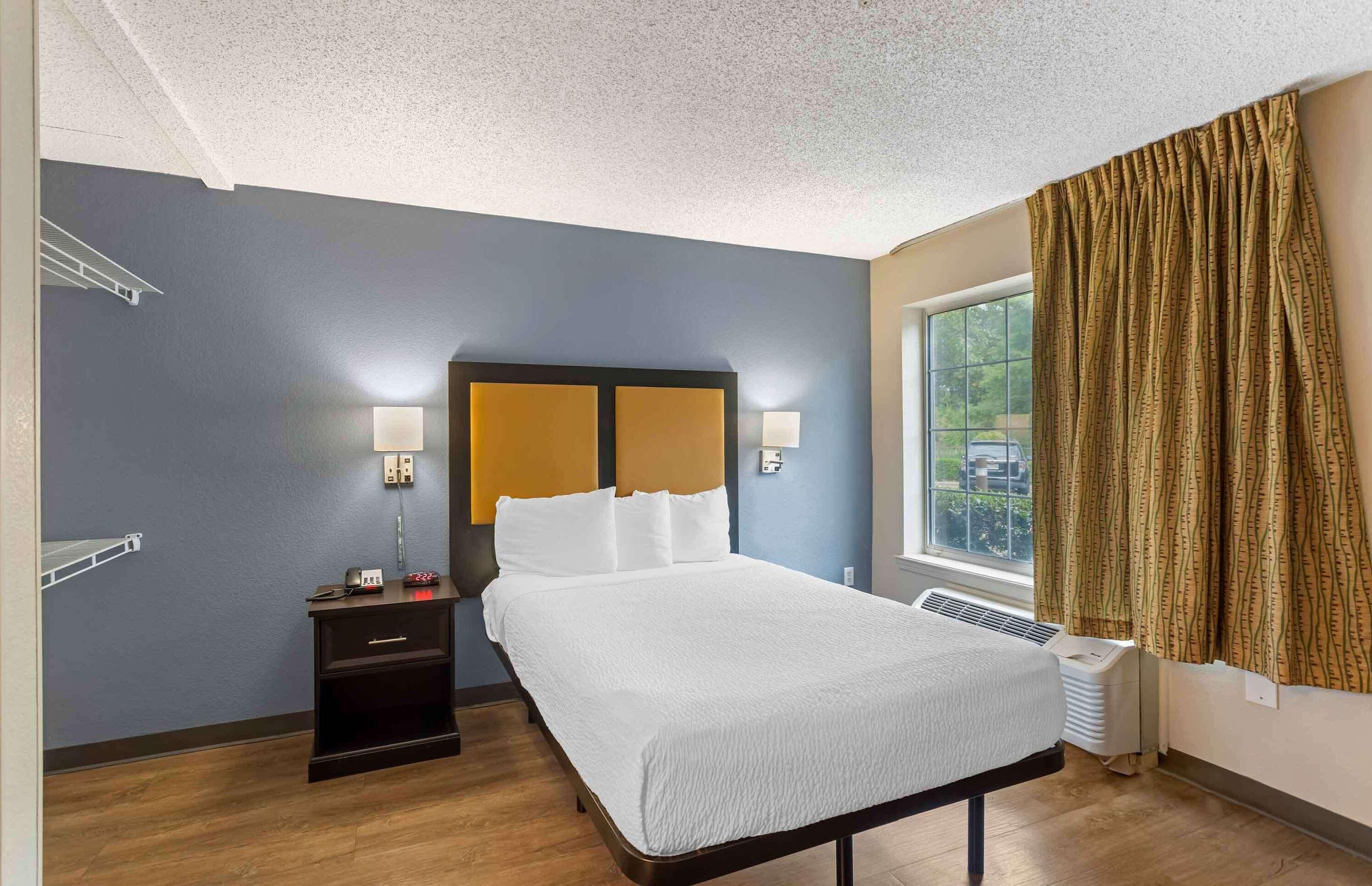 1 Queen Bed 