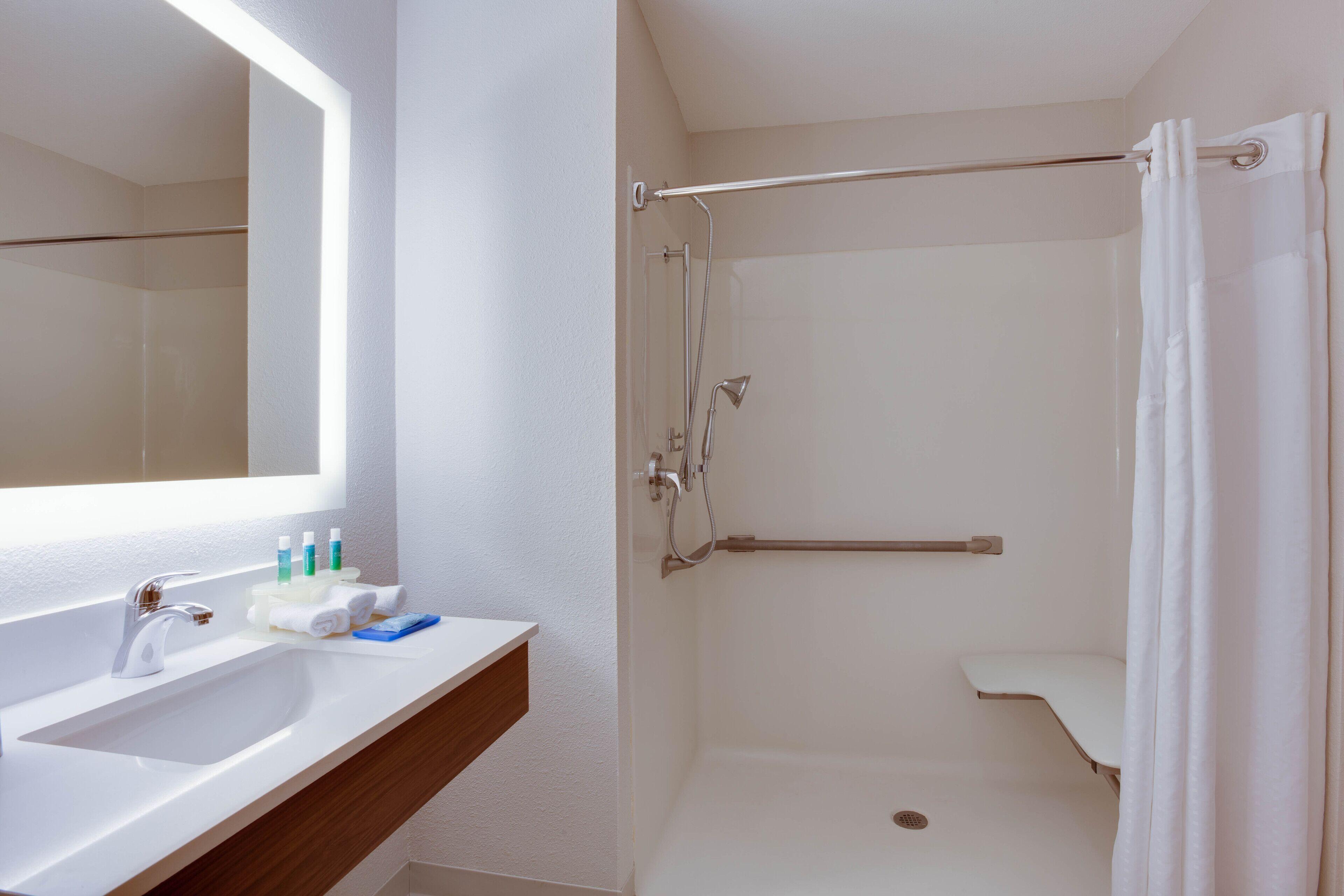 One-Bedroom Family Suite Tub Mobility Accessible,1654257465:JPEG