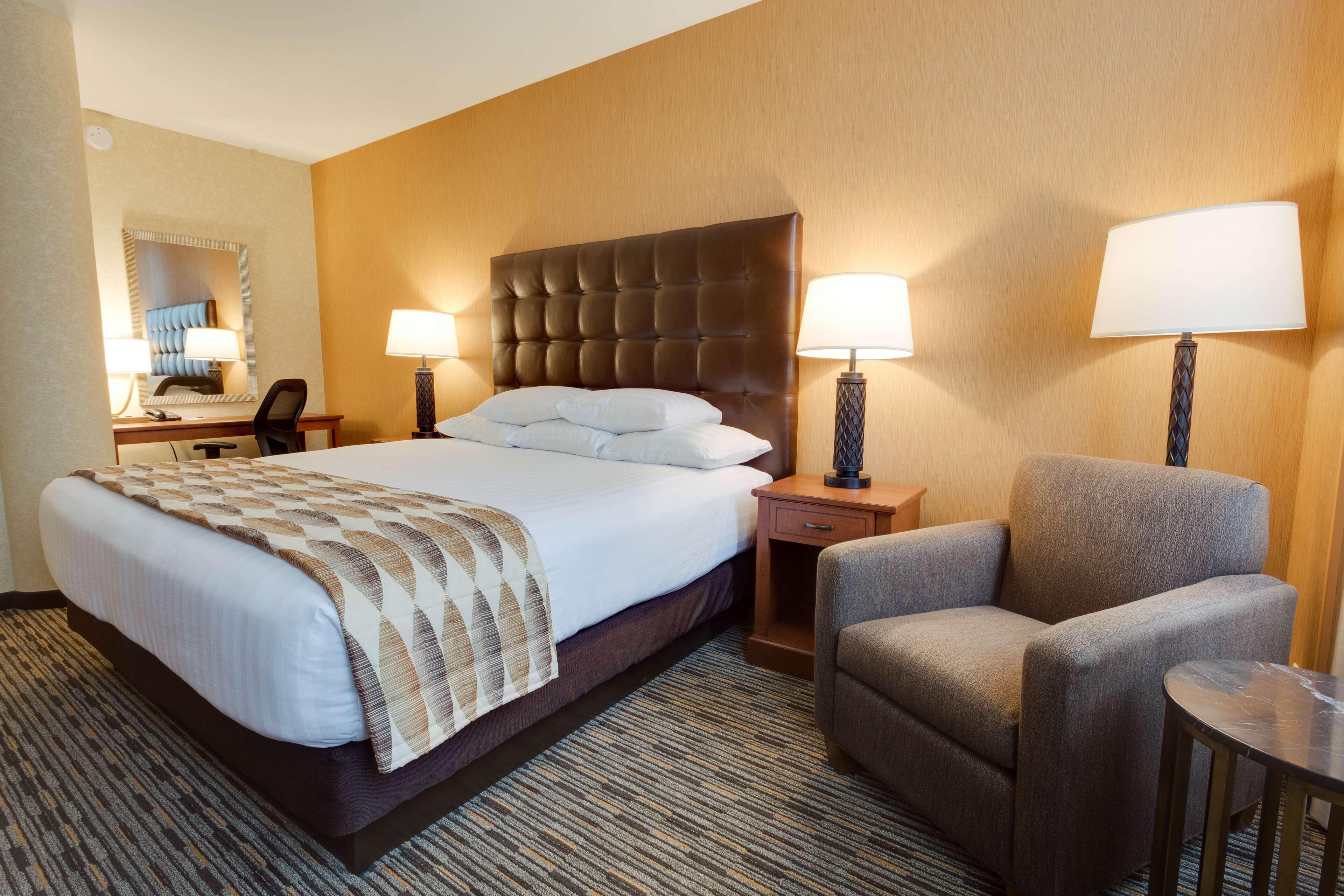 Deluxe King Room Partial View Riverfront or Arch,1542592900:JPEG