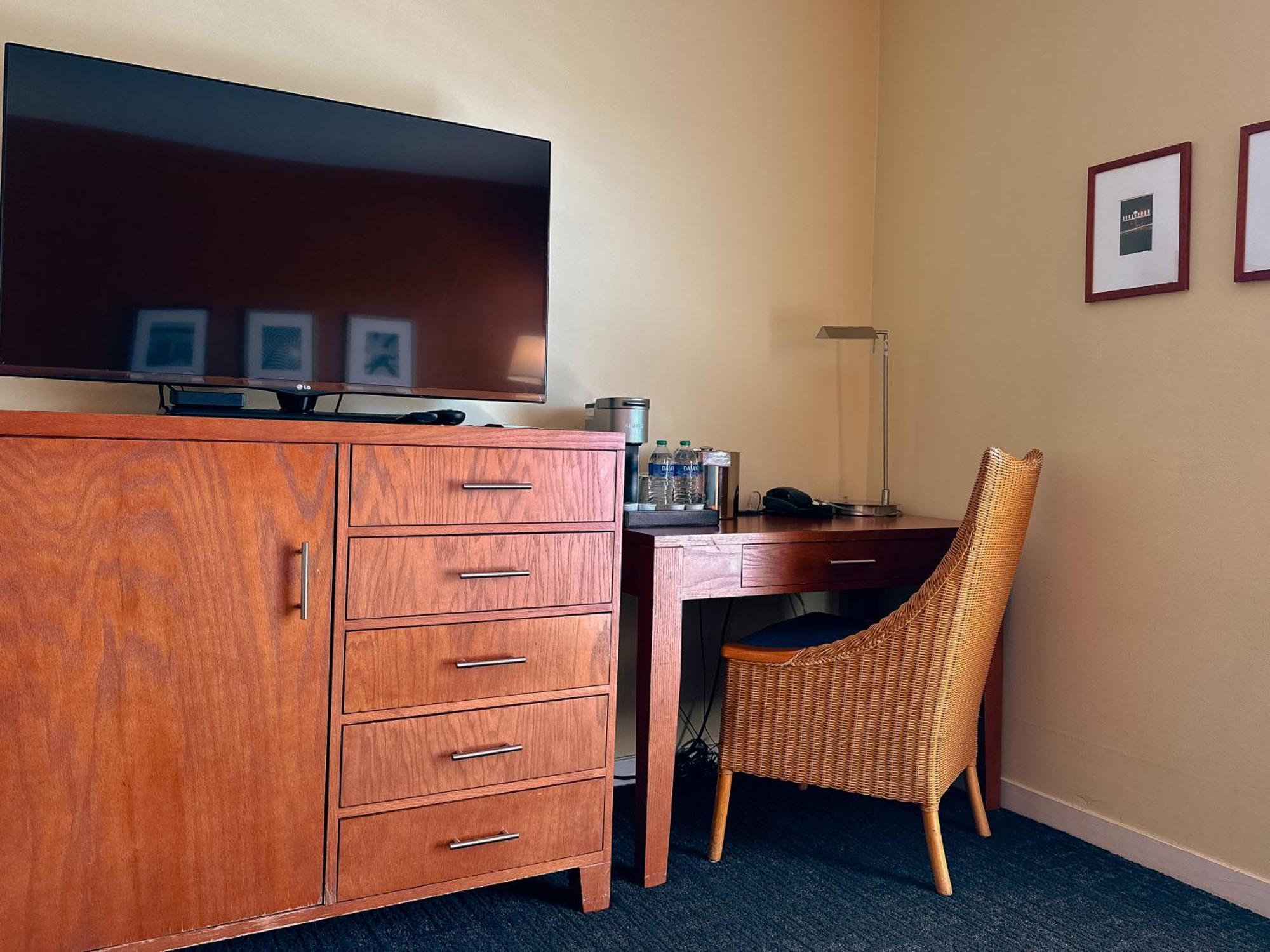 Executive Suite,1717031397:JPEG