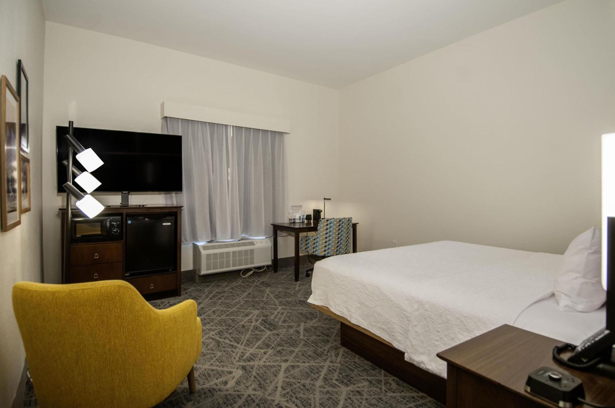 King Room with King Bed - Non-Smoking