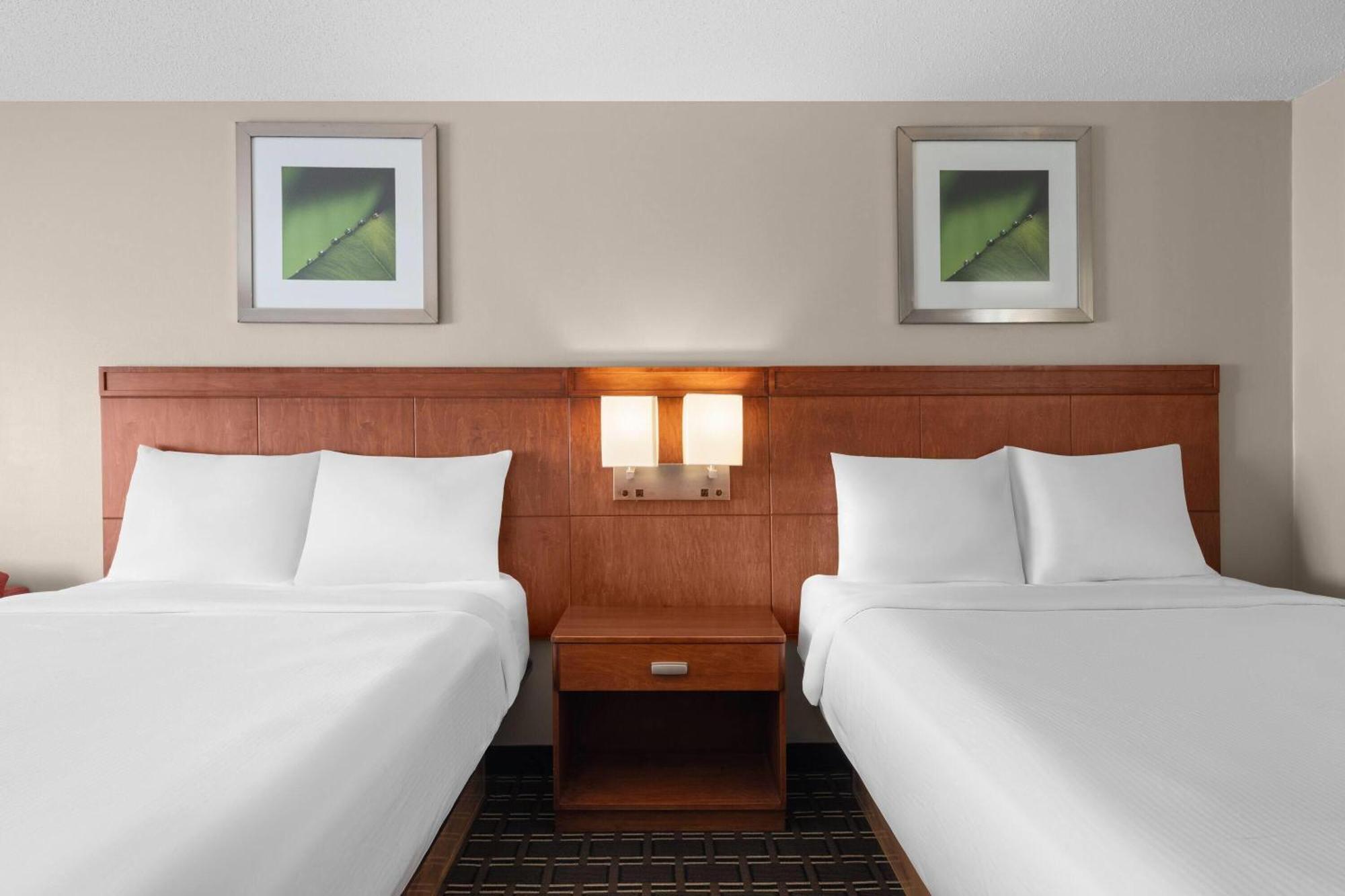 Queen room with 2 Queen Beds, Mobility Access, Bathtub w/ Grab Bars, Non-Smoking