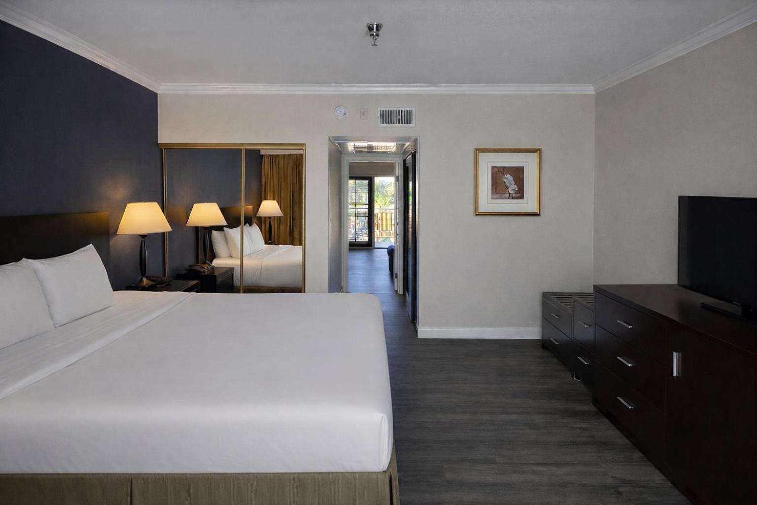 King Suite Sofa Bed Courtyard View,1742643385:JPEG