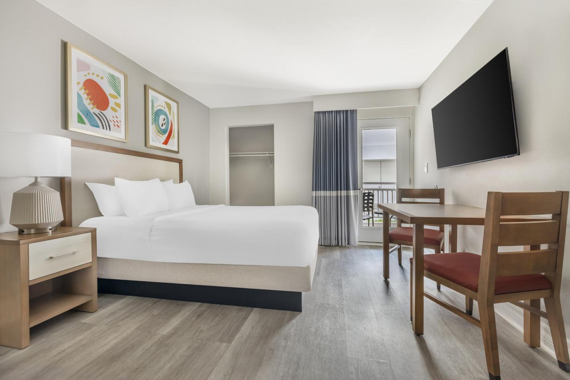 Zimmer mit Queensize-Bett und rollstuhlgerechter Dusche