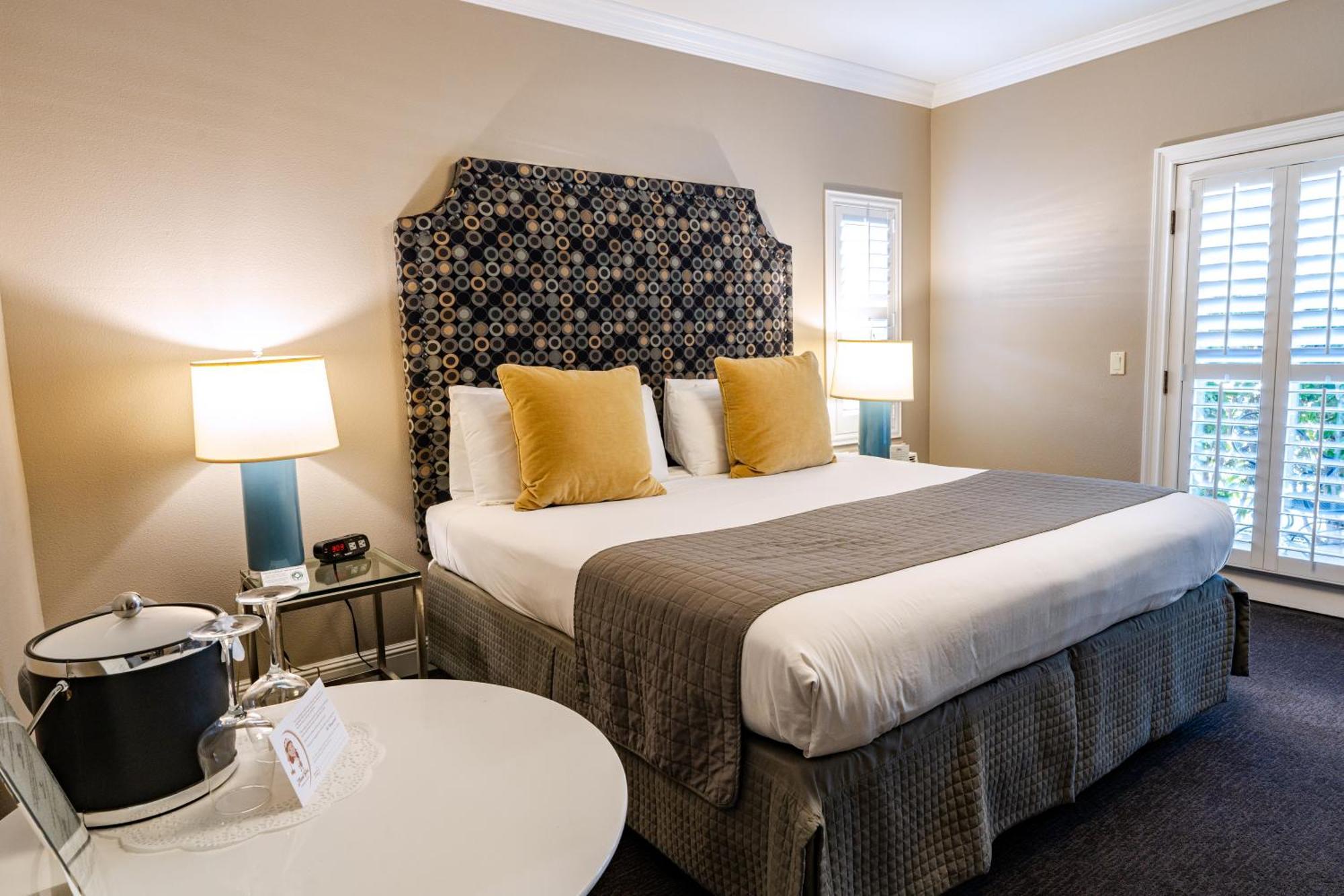 Quarto com Cama King-size - Acesso a Pessoas com Mobilidade Condicionada