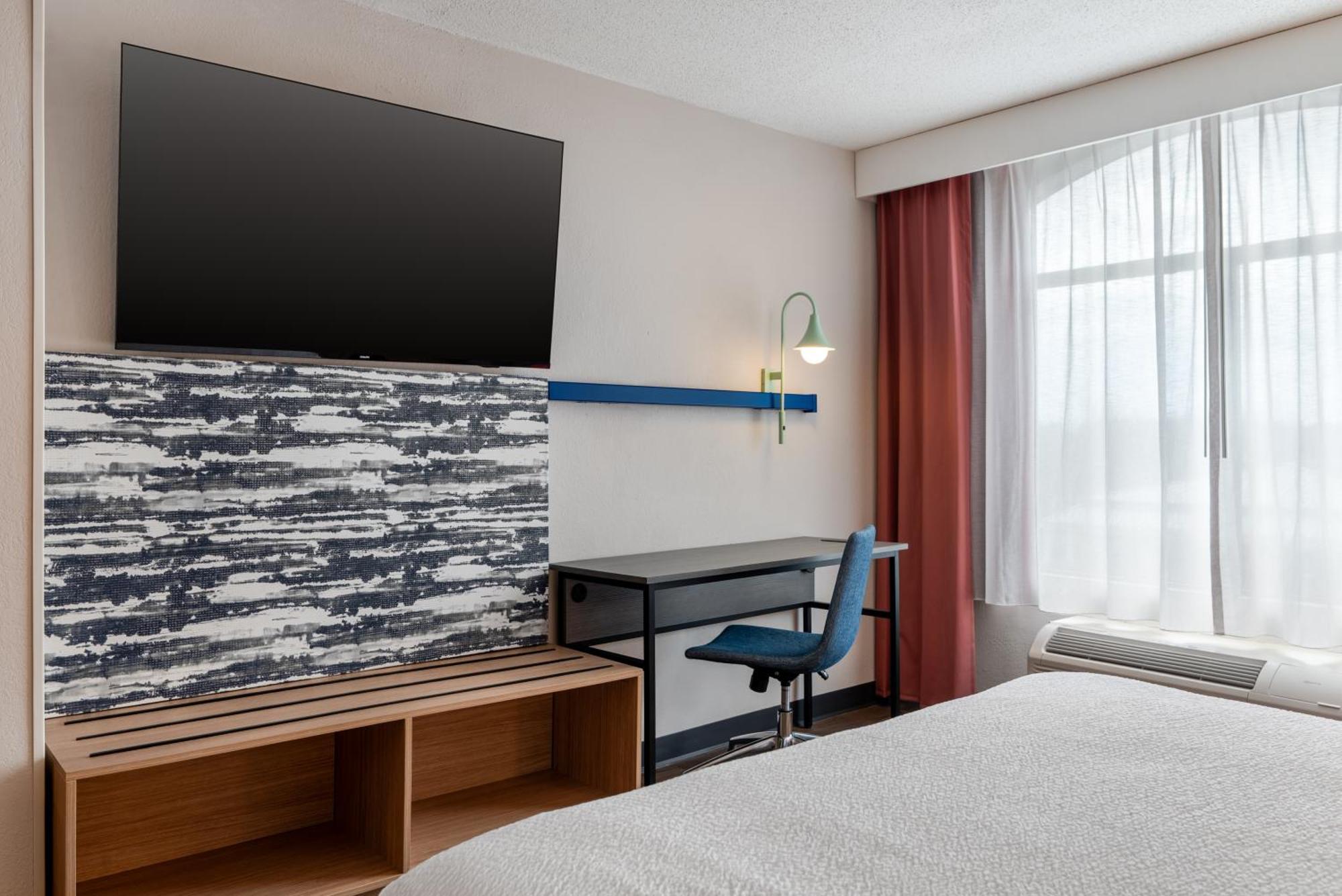 King Room - Mobility Access/Roll in Shower - Non-Smoking