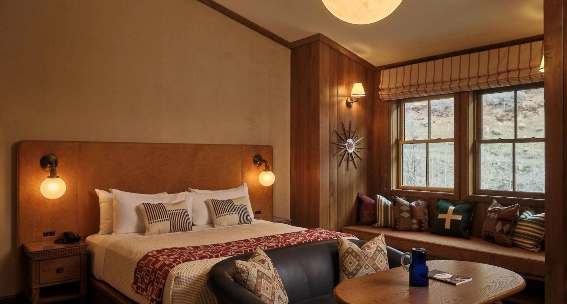 Ridge View King – Inn Room